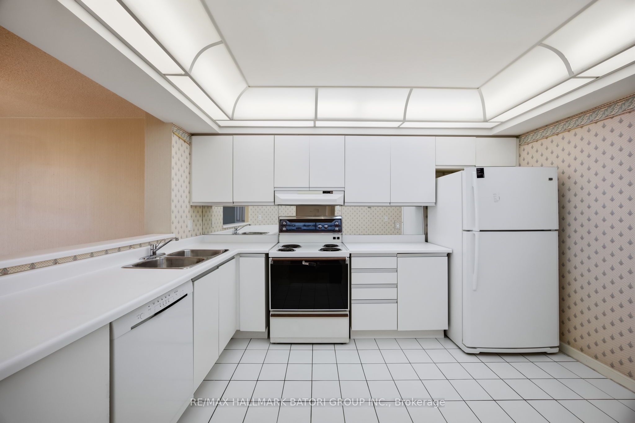 1121 W Steeles Avenue W 514, Toronto, ON M2R 3W7 photo 5
