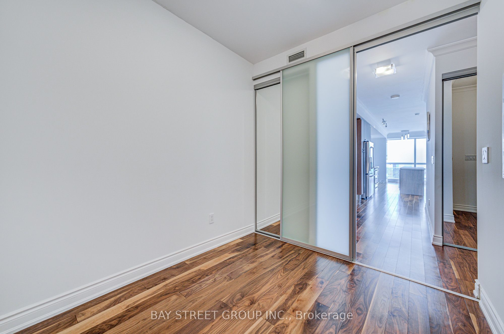 388 Yonge Street 6701, Toronto, ON M5B 0A4 photo 4