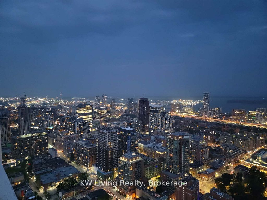 88 Queen Street E 5609, Toronto, ON M5C 0B6 photo 3