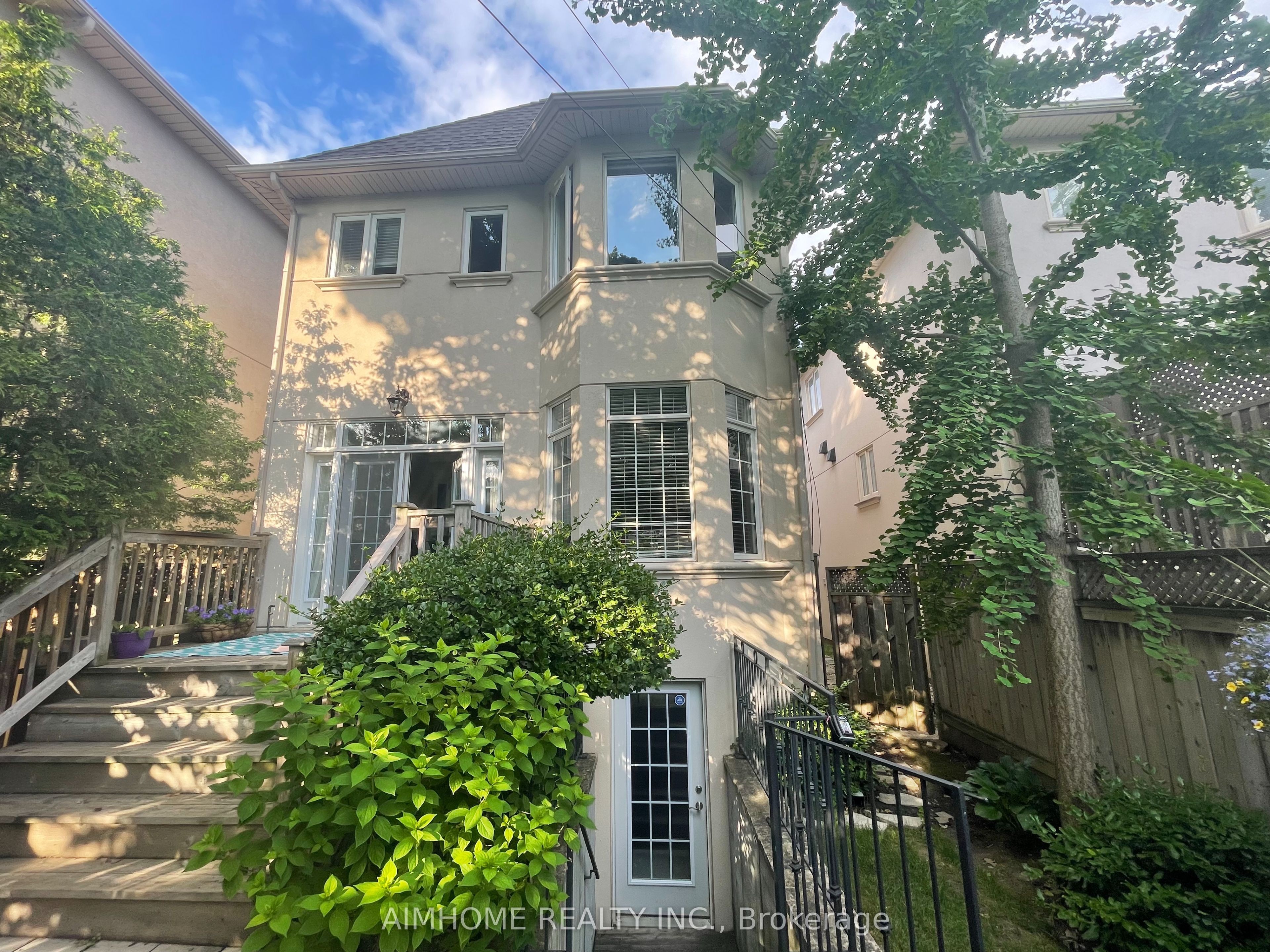 10 Hoyle Avenue, Toronto, ON M4S 2X6