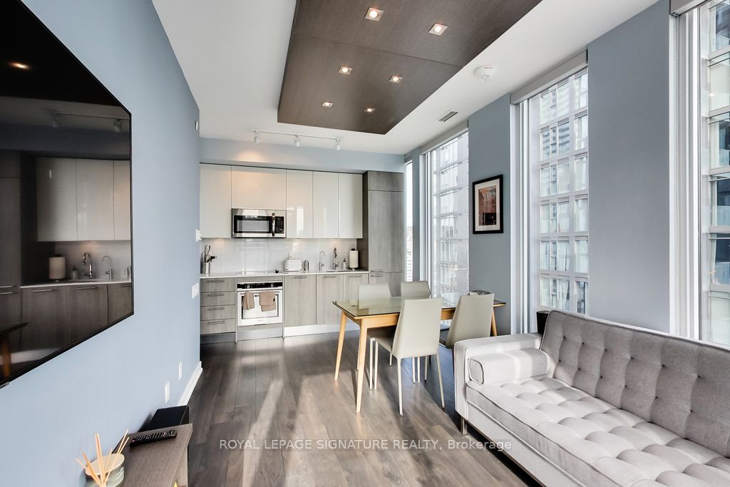 28 Wellesley Street E 1704, Toronto, ON M4Y 0C4 photo 4