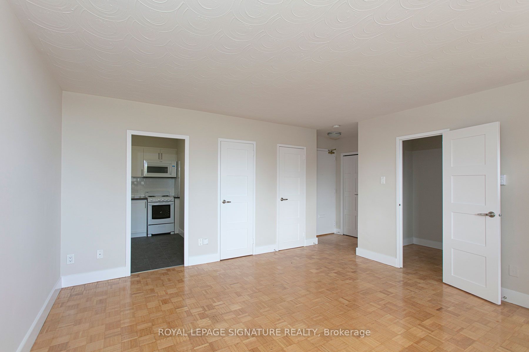 525 Eglinton Avenue E 900, Toronto, ON M4P 1N5 photo 2