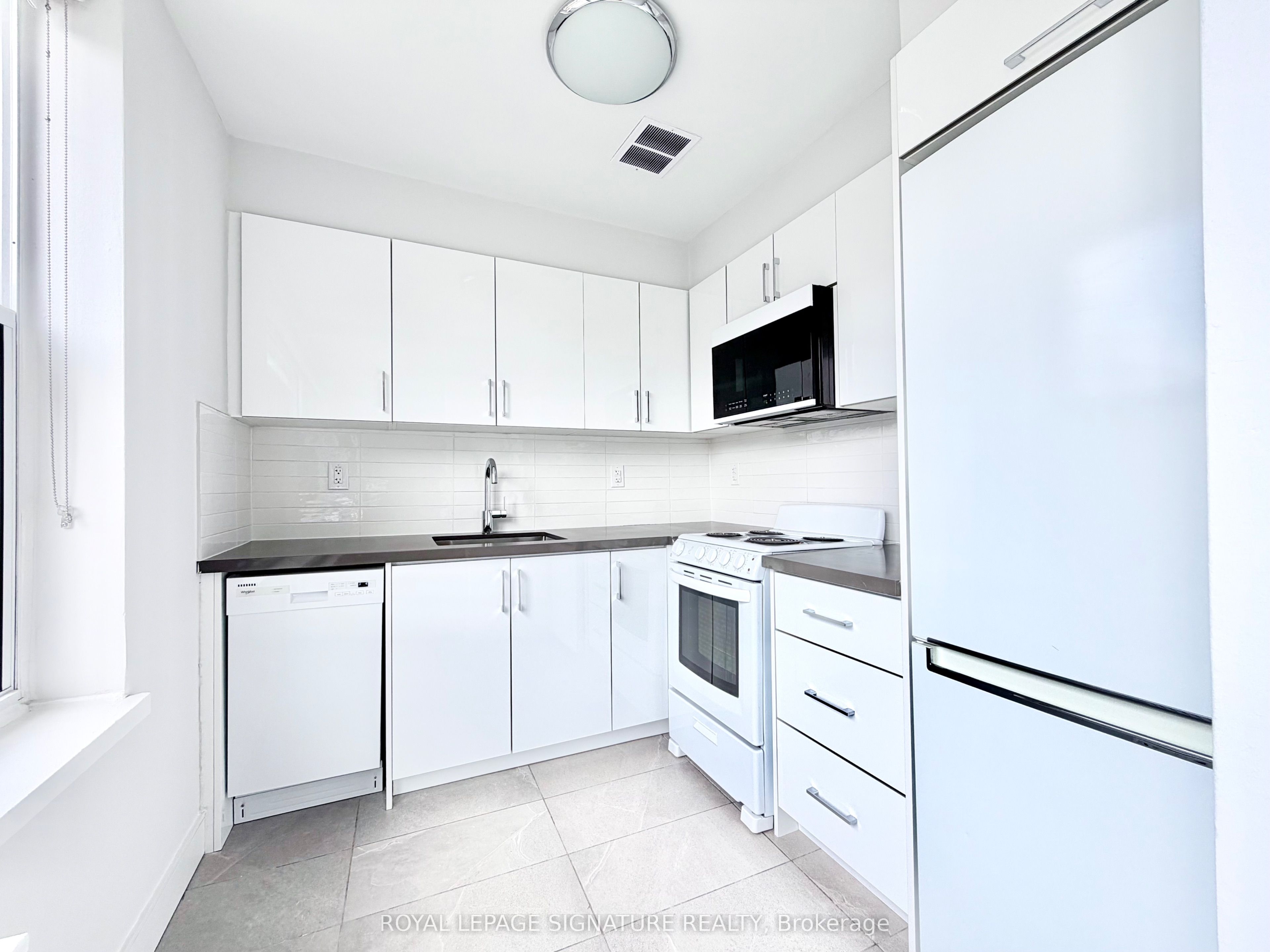 1545 Bathurst Street 402, Toronto, ON M5P 3H6 photo 4