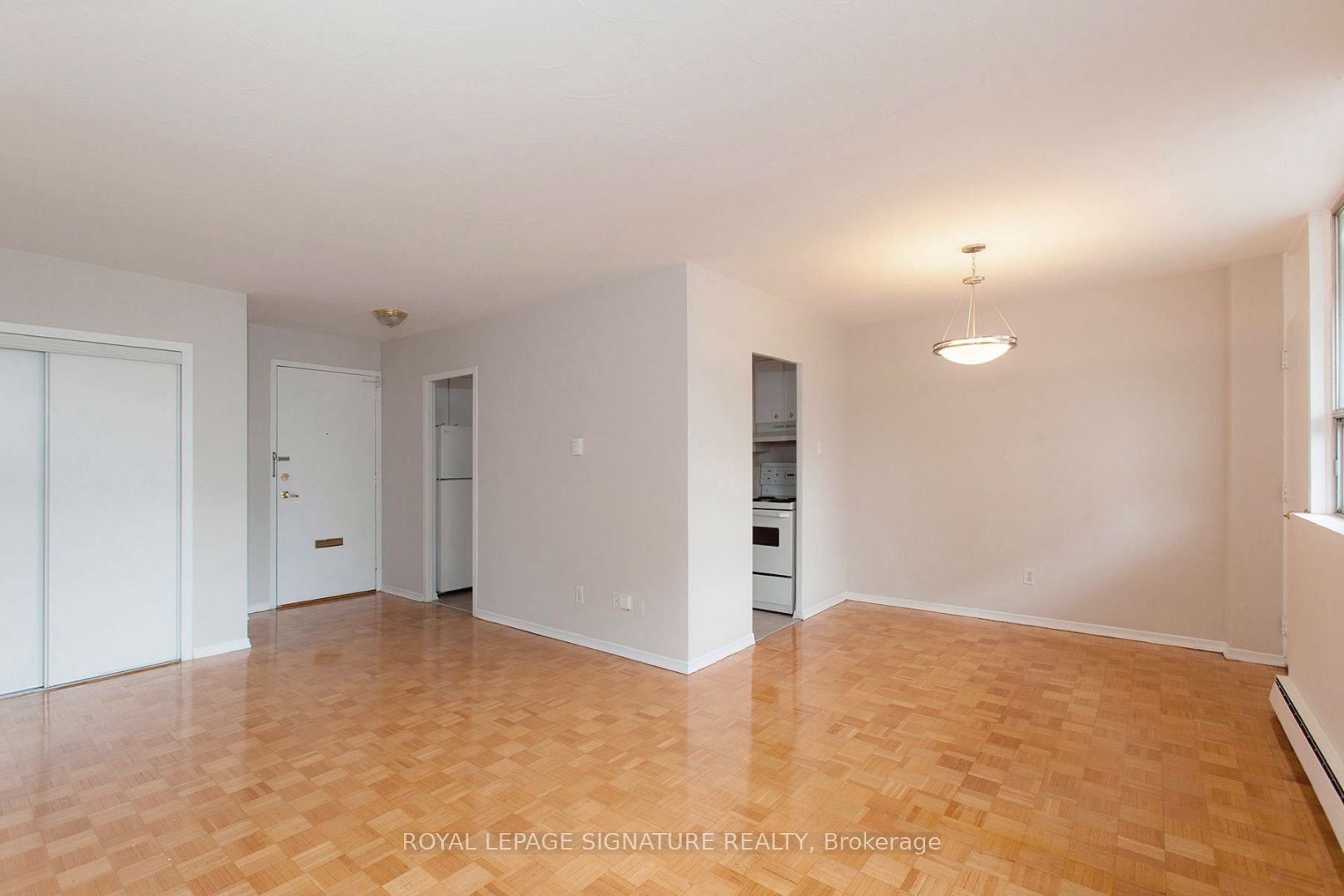 525 Eglinton Avenue E 203, Toronto, ON M4P 1N5 photo 2
