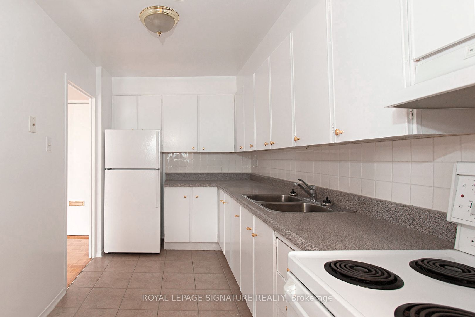 525 Eglinton Avenue E 203, Toronto, ON M4P 1N5 photo 3