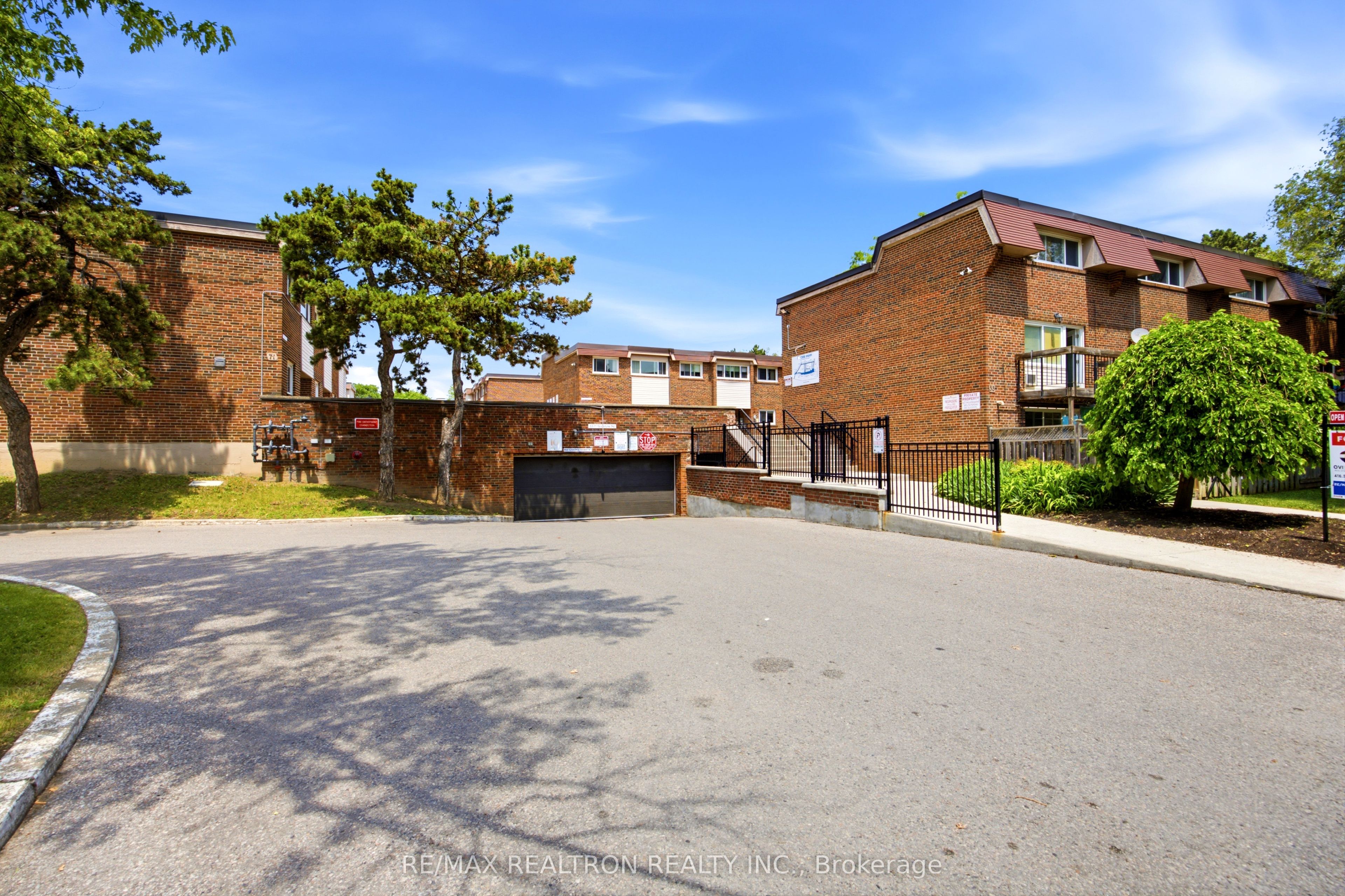 69 Godstone Road 118, Toronto, ON M2J 3C8
