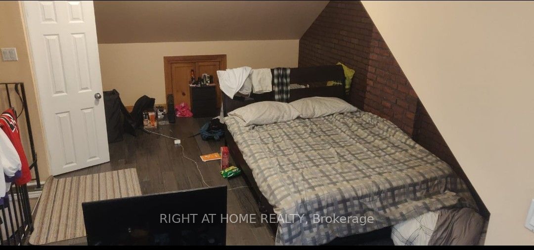 104 Bleecker Street 2, Toronto, ON M4X 1L8