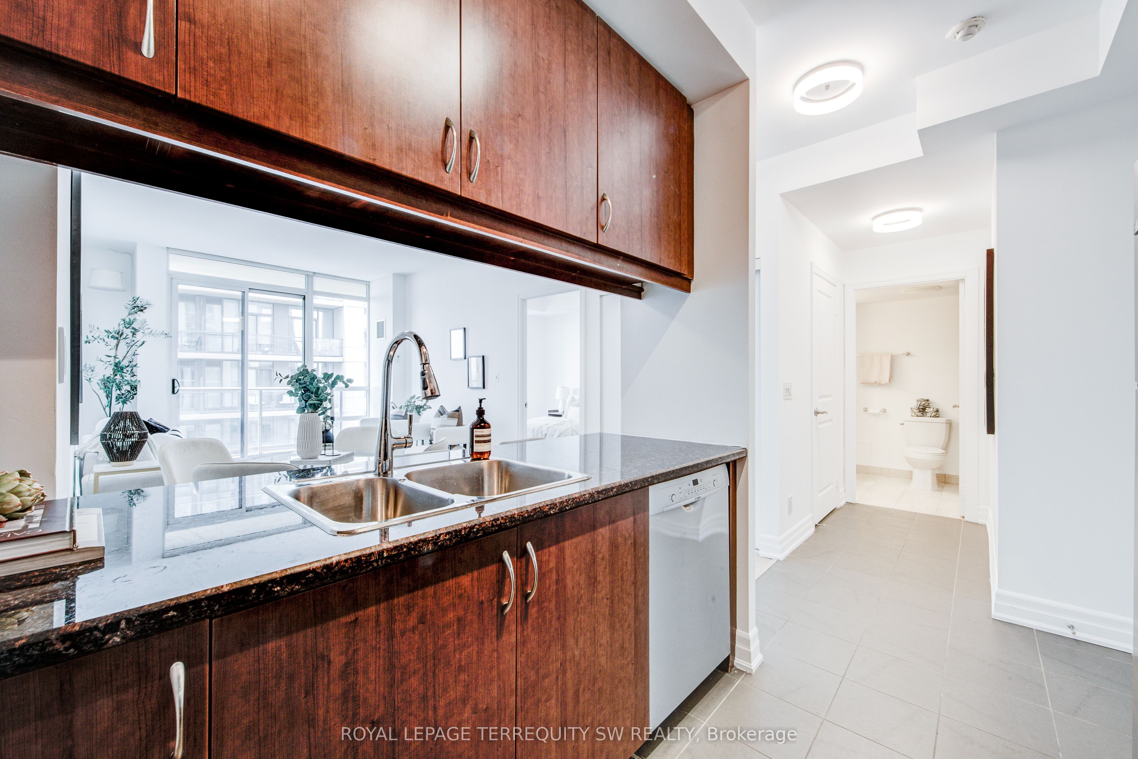500 St Clair Avenue W 1702, Toronto, ON M6C 1A8 photo 2