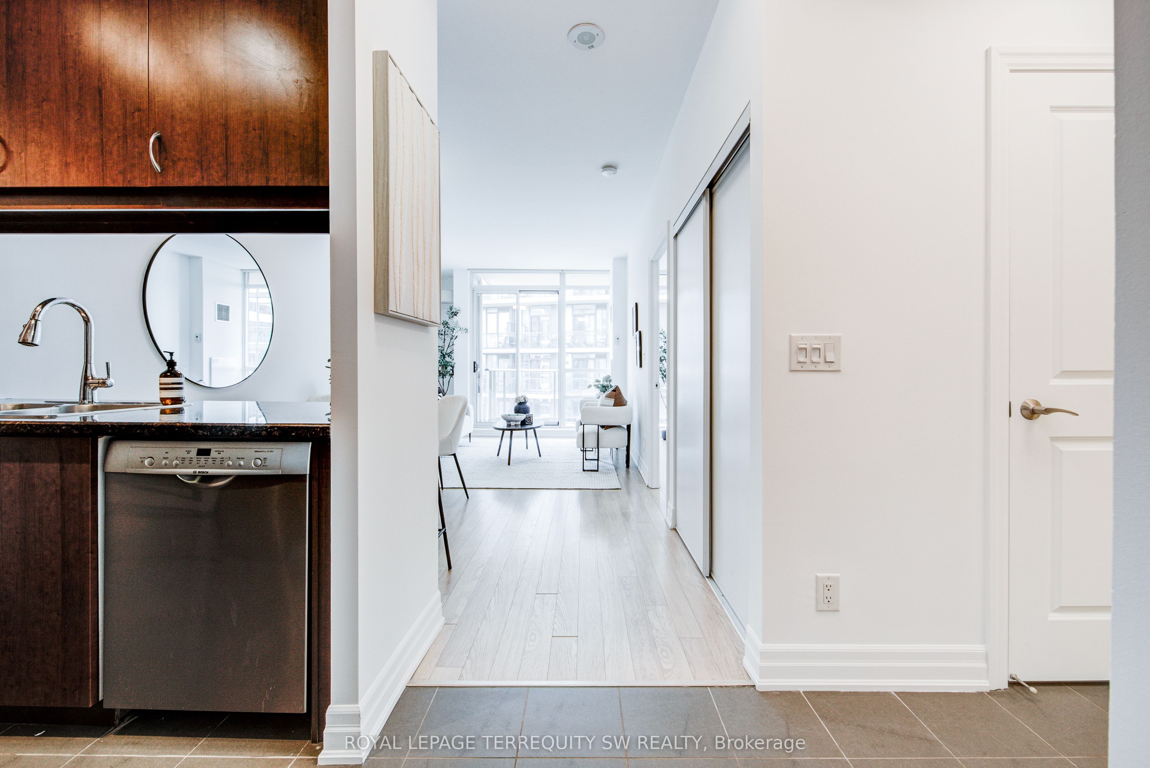 500 St Clair Avenue W 1702, Toronto, ON M6C 1A8 photo 3