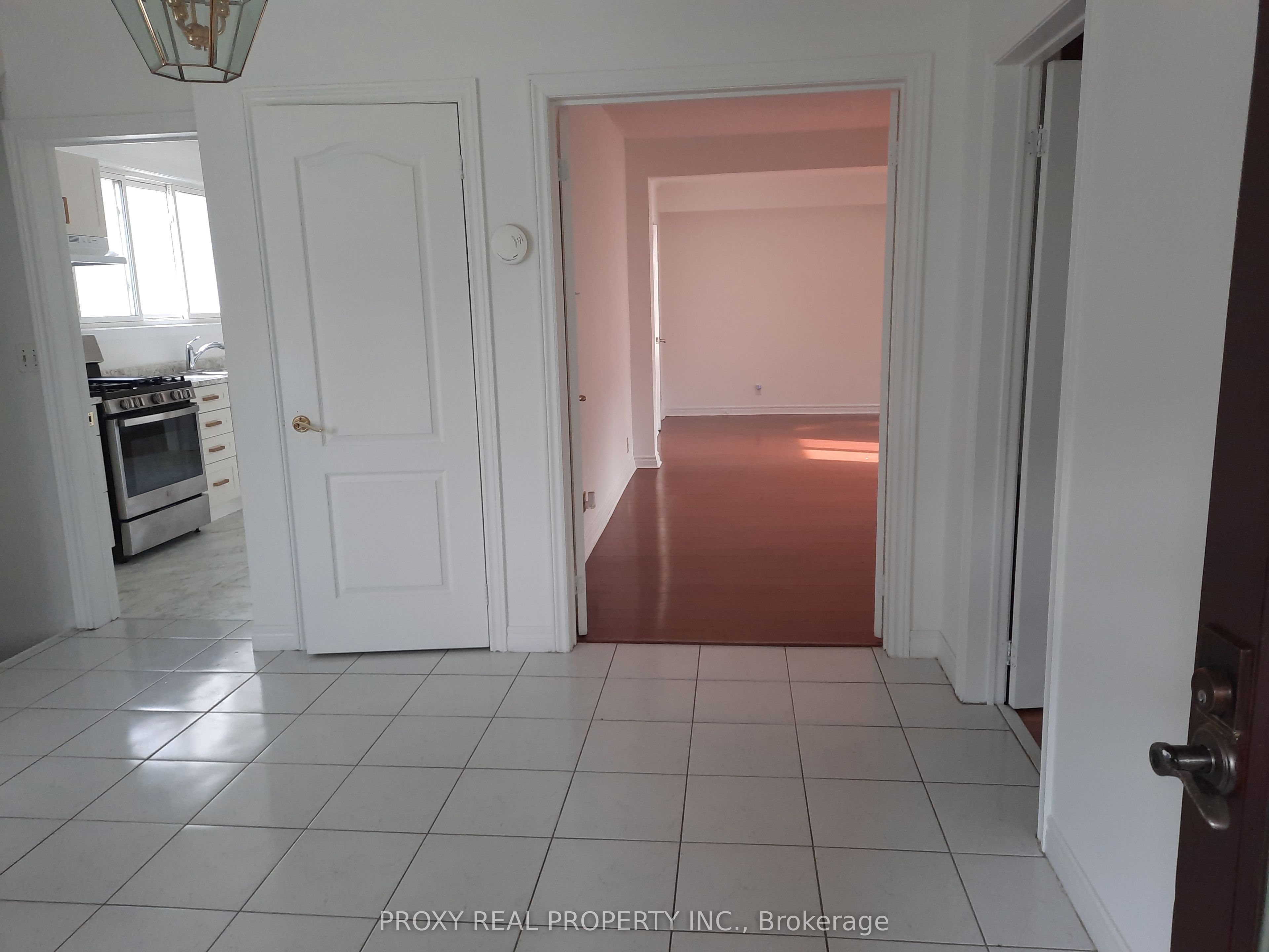 205 Maplehurst Avenue E, Toronto, ON M2N 3C3 photo 2