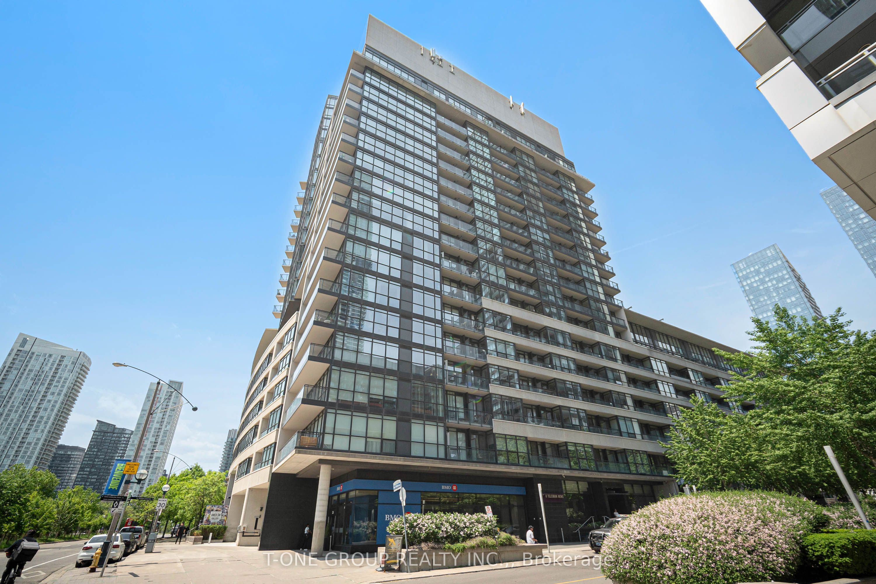 8 Telegram Mews 829, Toronto, ON M5V 3Z5