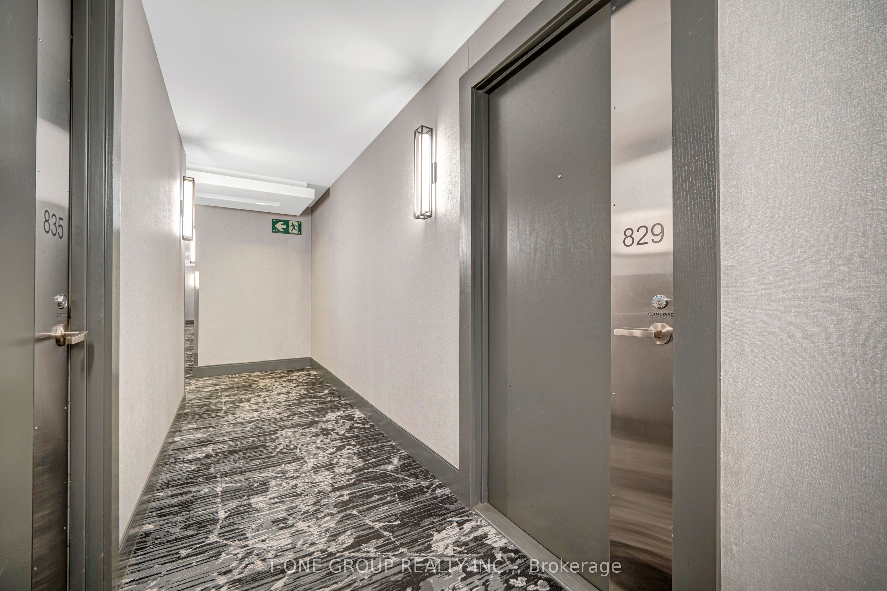 8 Telegram Mews 829, Toronto, ON M5V 3Z5 photo 3