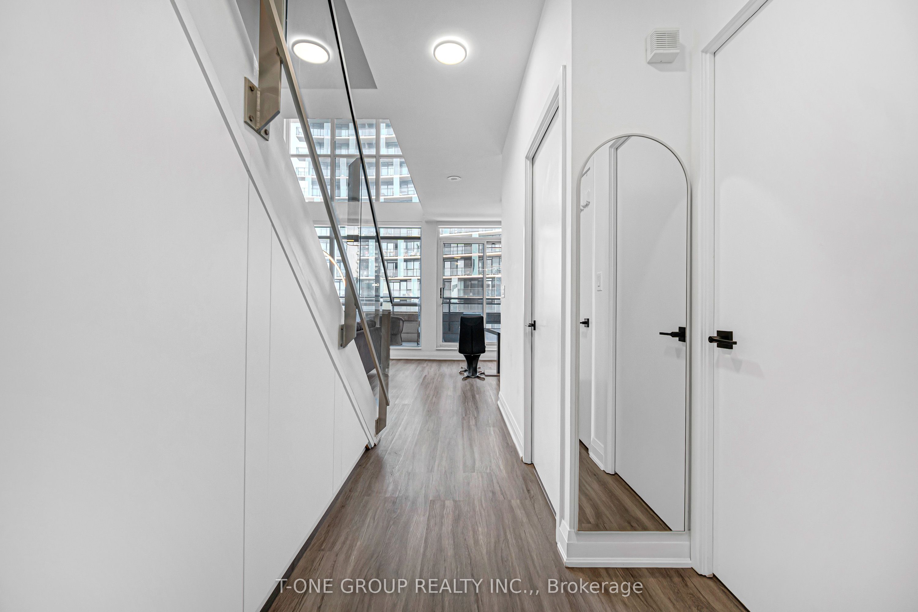 8 Telegram Mews 829, Toronto, ON M5V 3Z5 photo 4