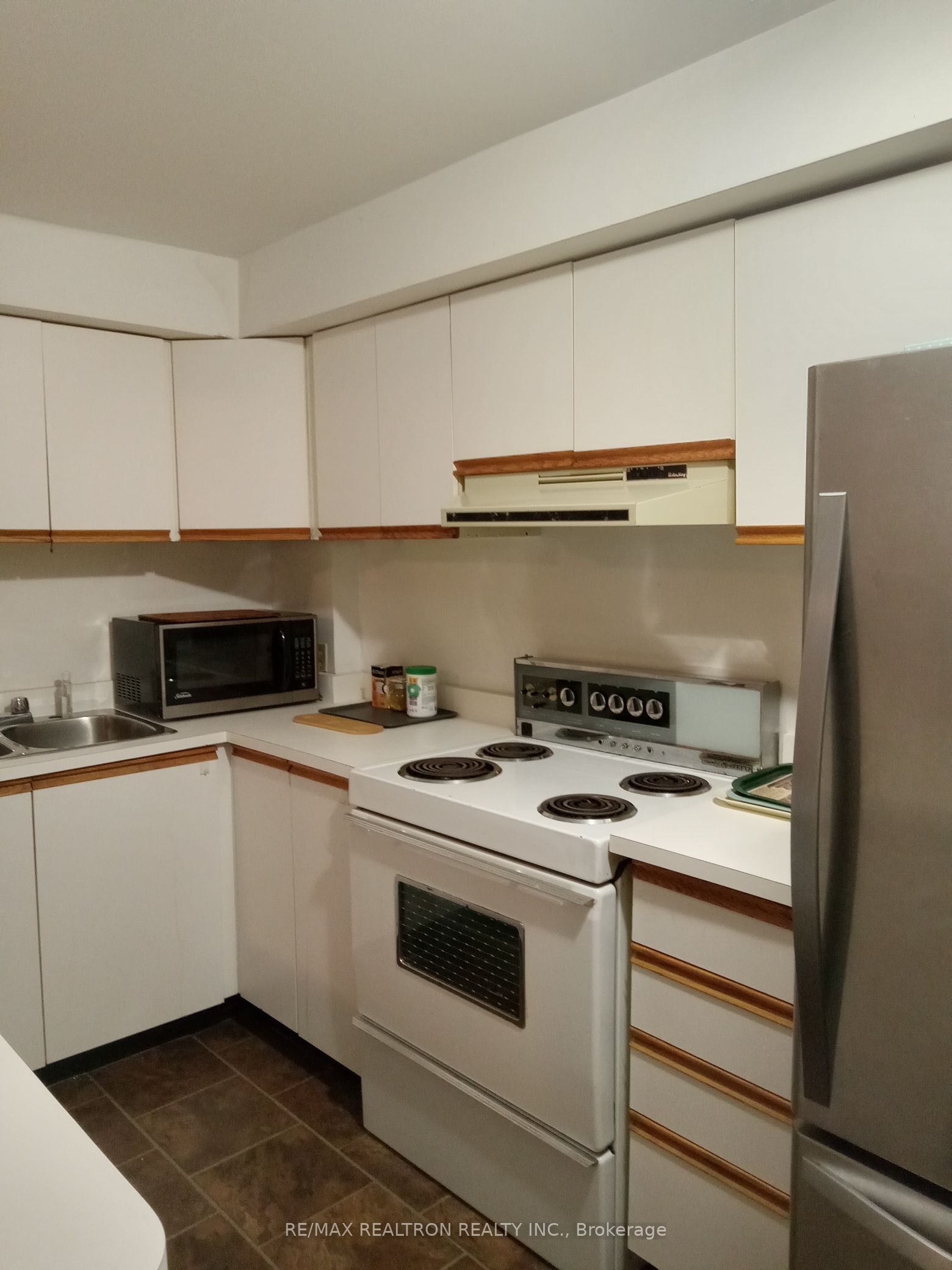 645 Hillsdale Avenue E Bsmt, Toronto, ON M4S 1V4 photo 3