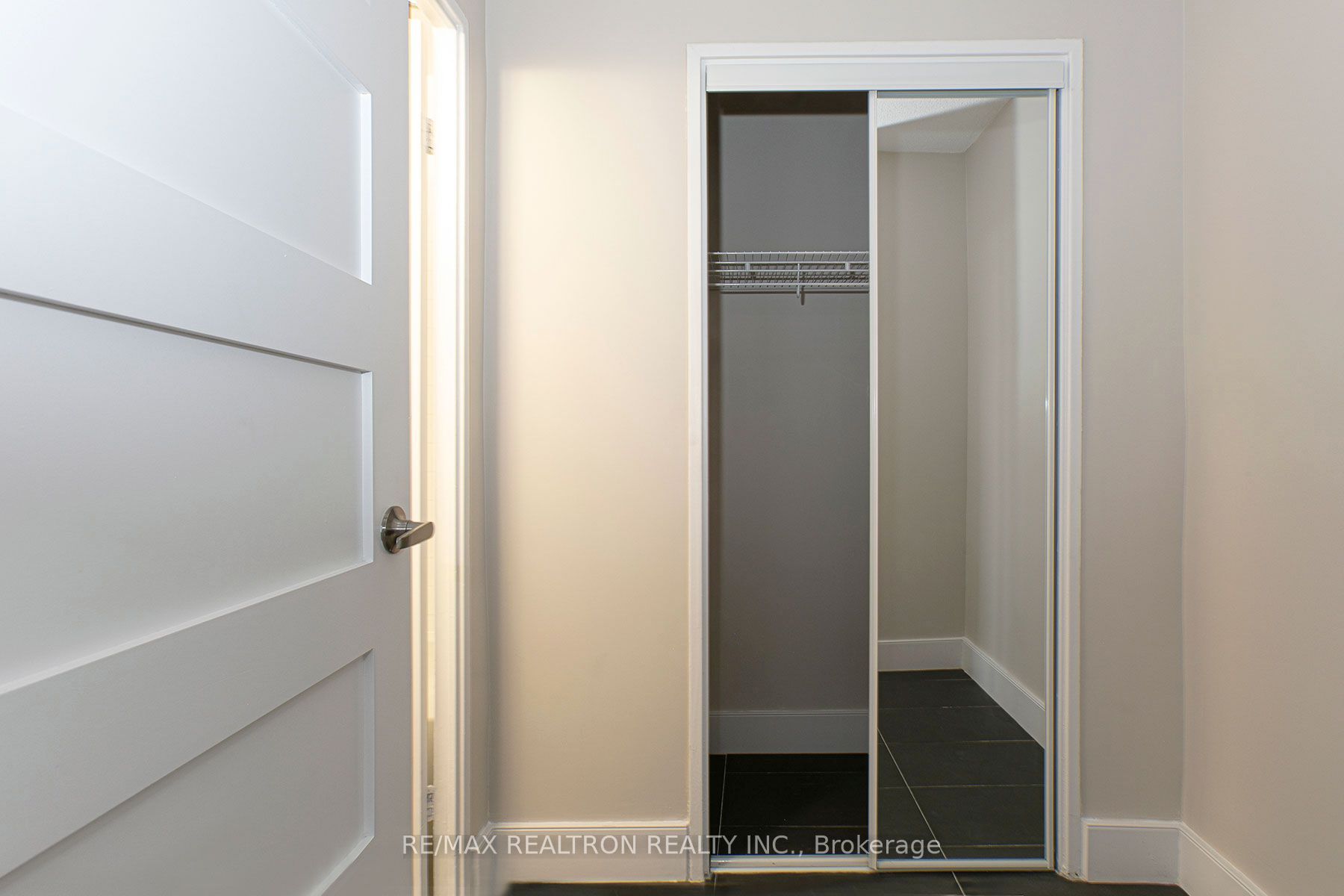666 Spadina Avenue 2107, Toronto, ON M5S 2H8 photo 3