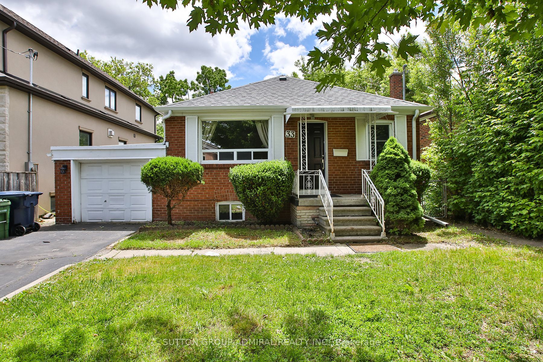 33 Regina Avenue, Toronto, ON M6A 1R4