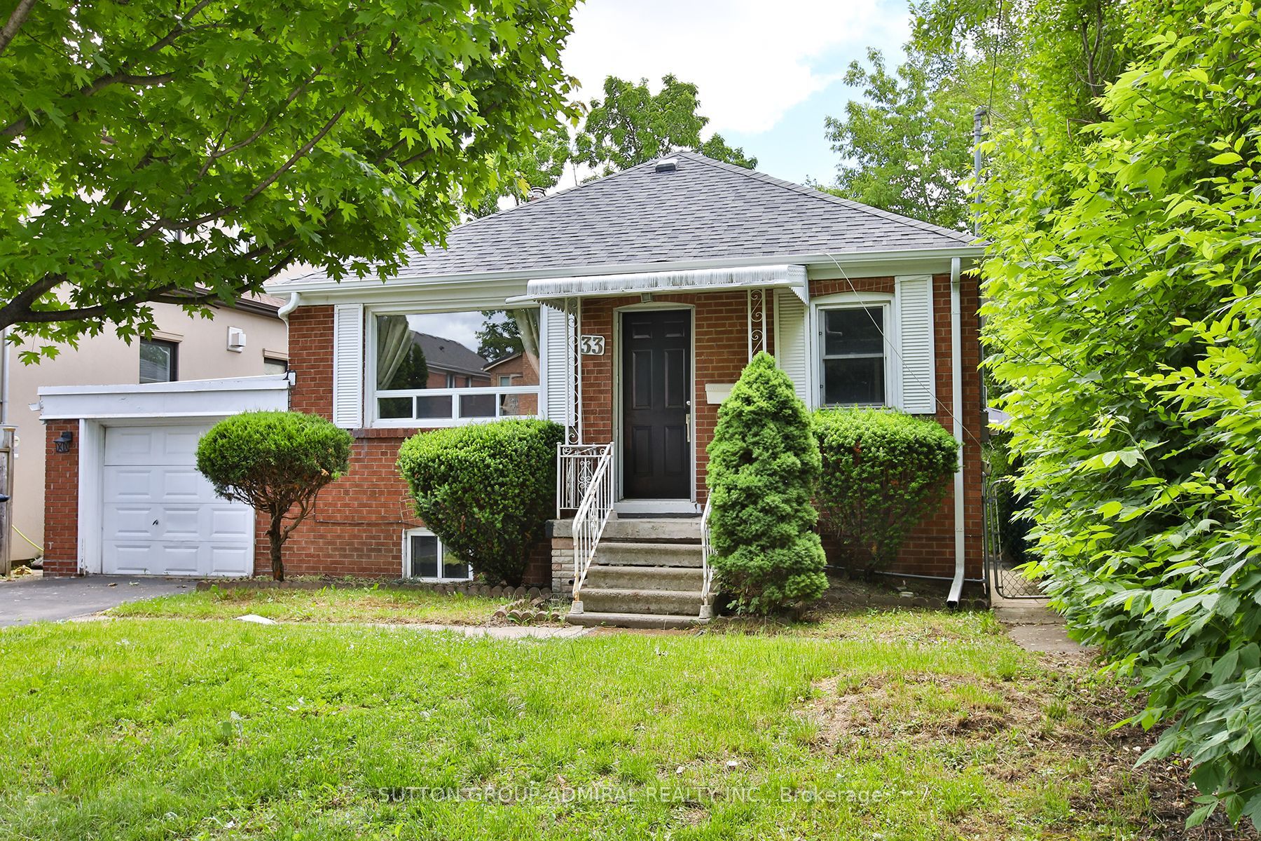 33 Regina Avenue, Toronto, ON M6A 1R4 photo 2