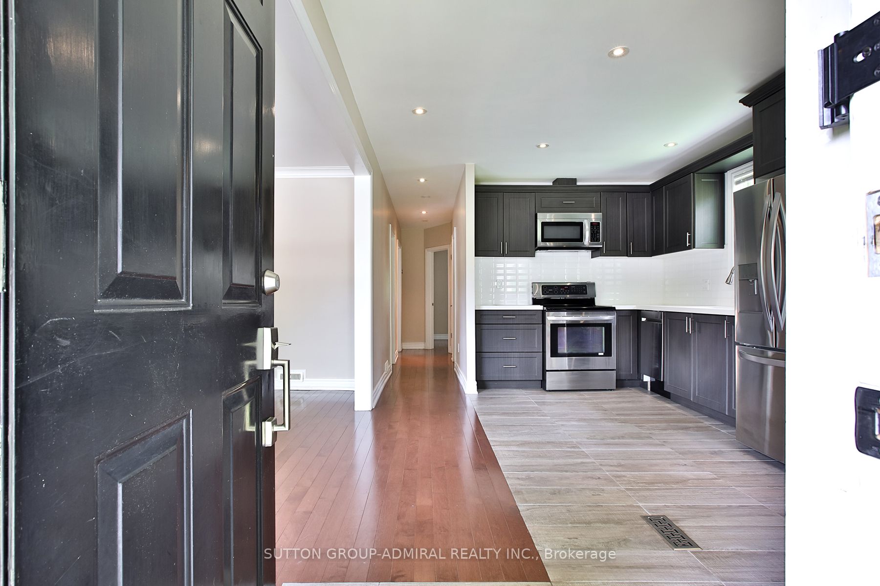 33 Regina Avenue, Toronto, ON M6A 1R4 photo 3