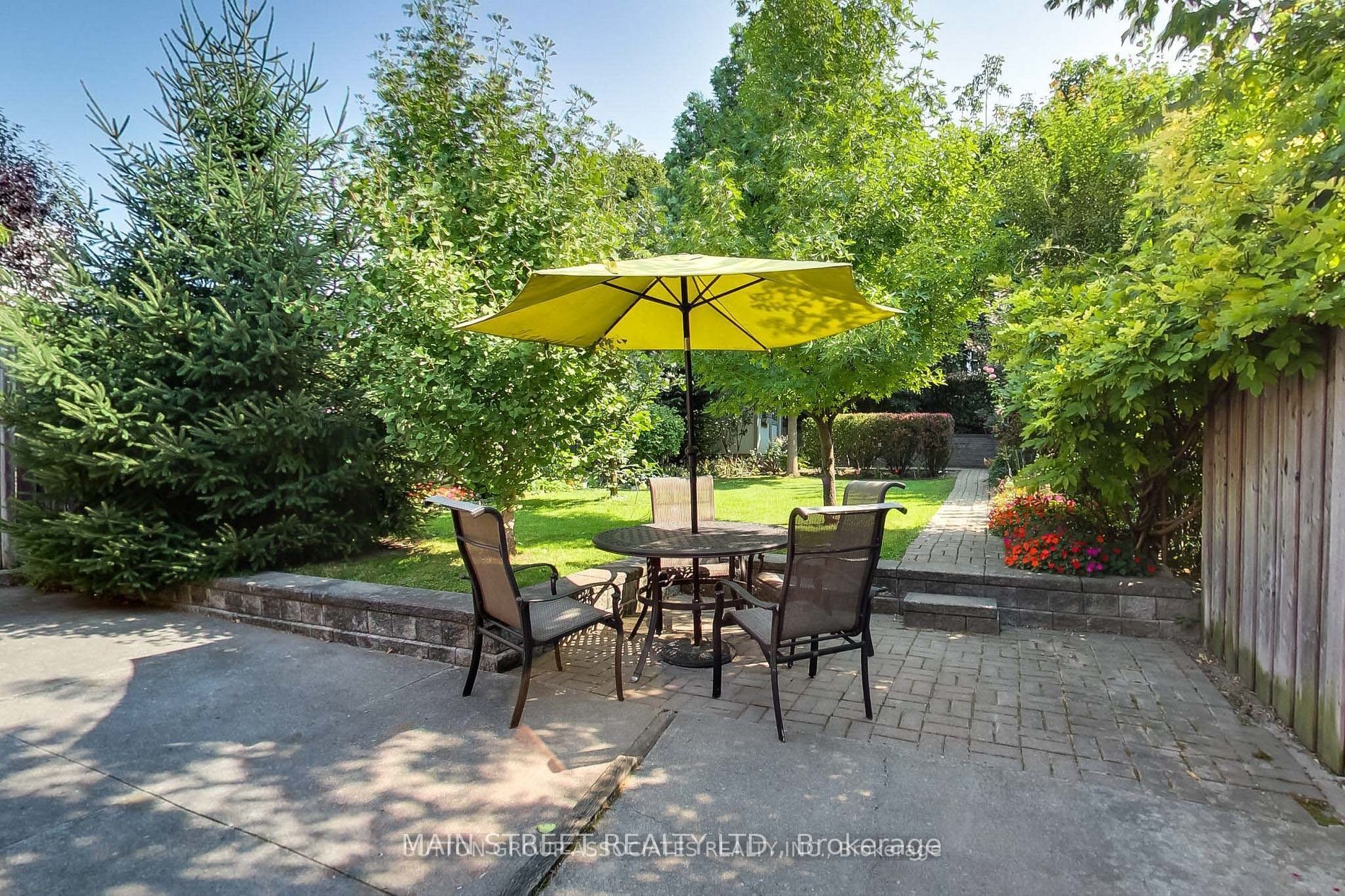 595 Northcliffe Boulevard, Toronto, ON M6E 3L6 photo 2