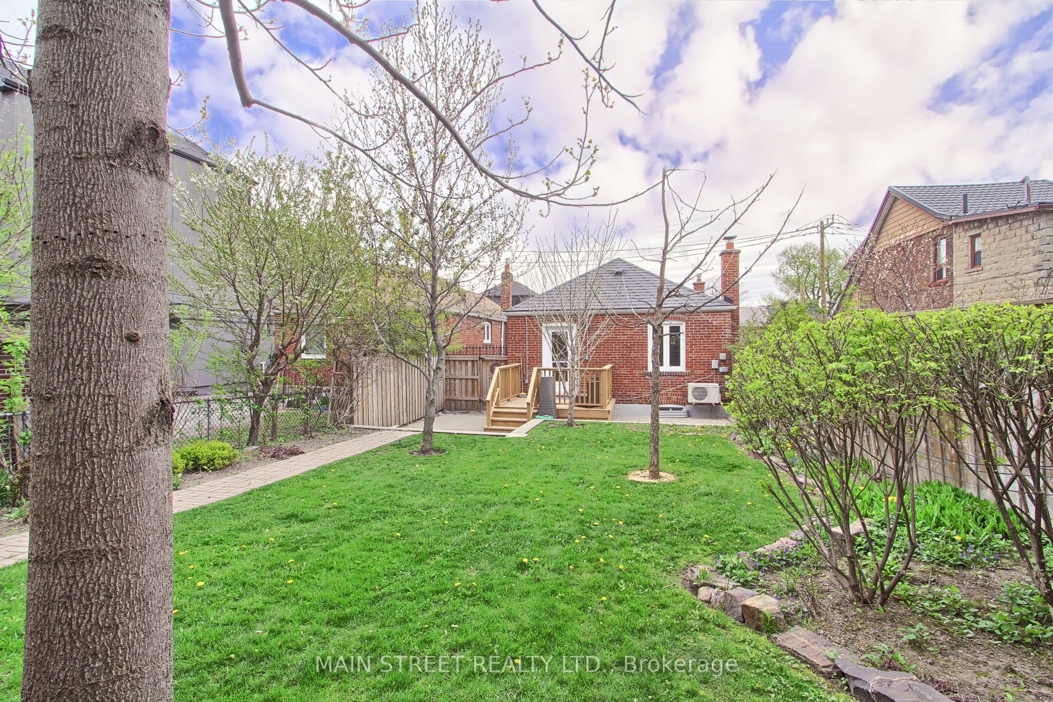 595 Northcliffe Boulevard, Toronto, ON M6E 3L6 photo 4