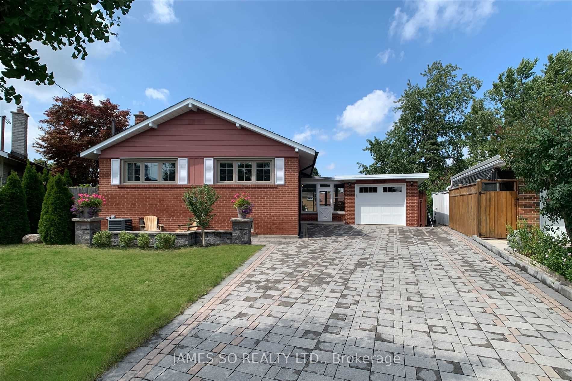 10 Mere Court, Toronto, ON M4A 2J6