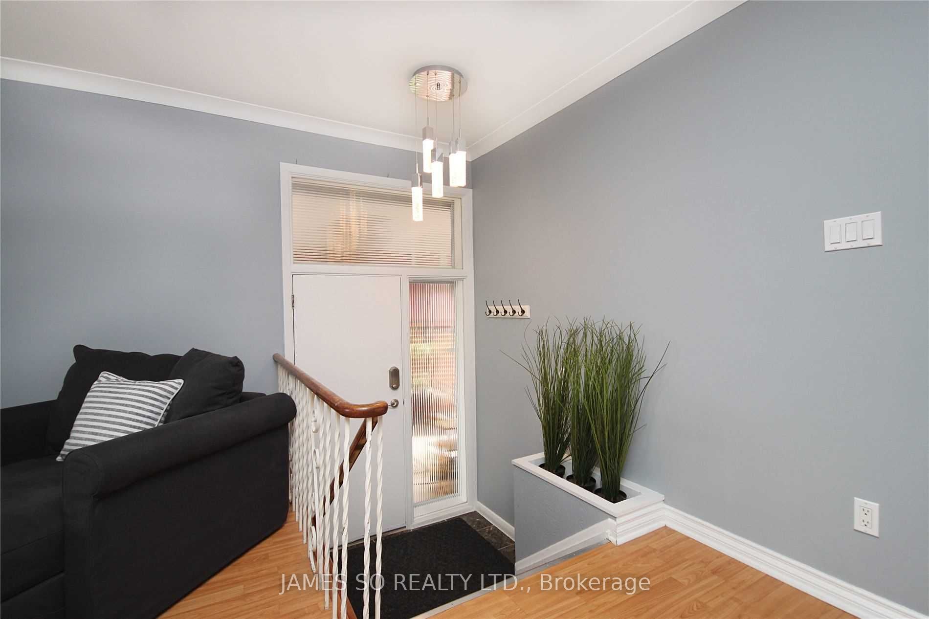 10 Mere Court, Toronto, ON M4A 2J6 photo 4