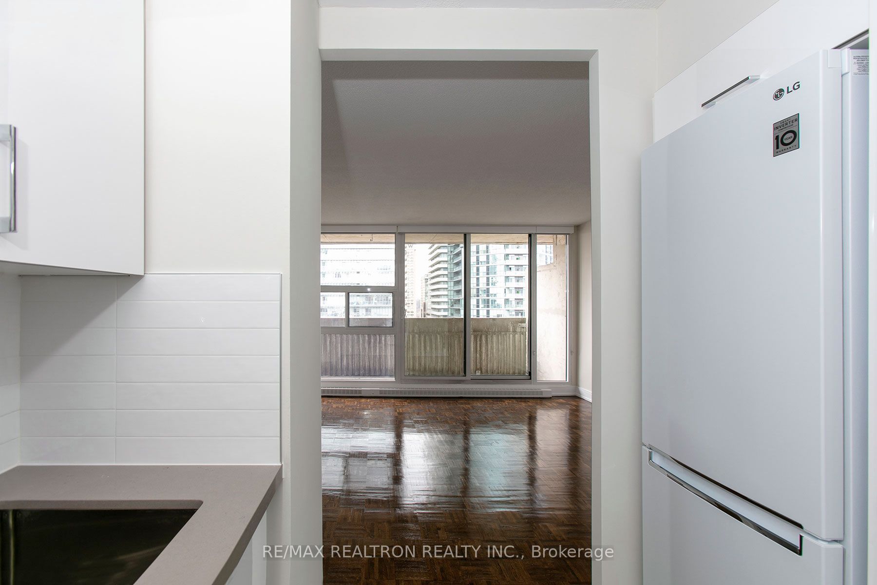 33 Isabella Street 311, Toronto, ON M4Y 2P7 photo 2