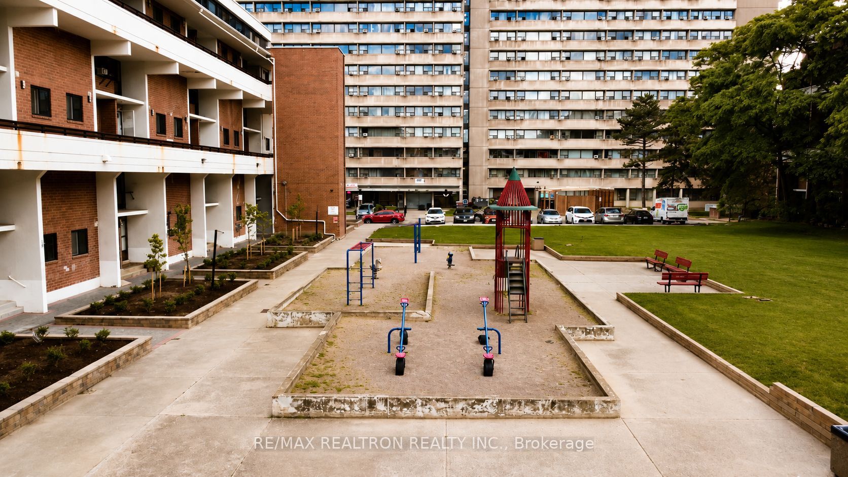 125 Leeward Glenway 112, Toronto, ON M3C 2Z6 photo 4