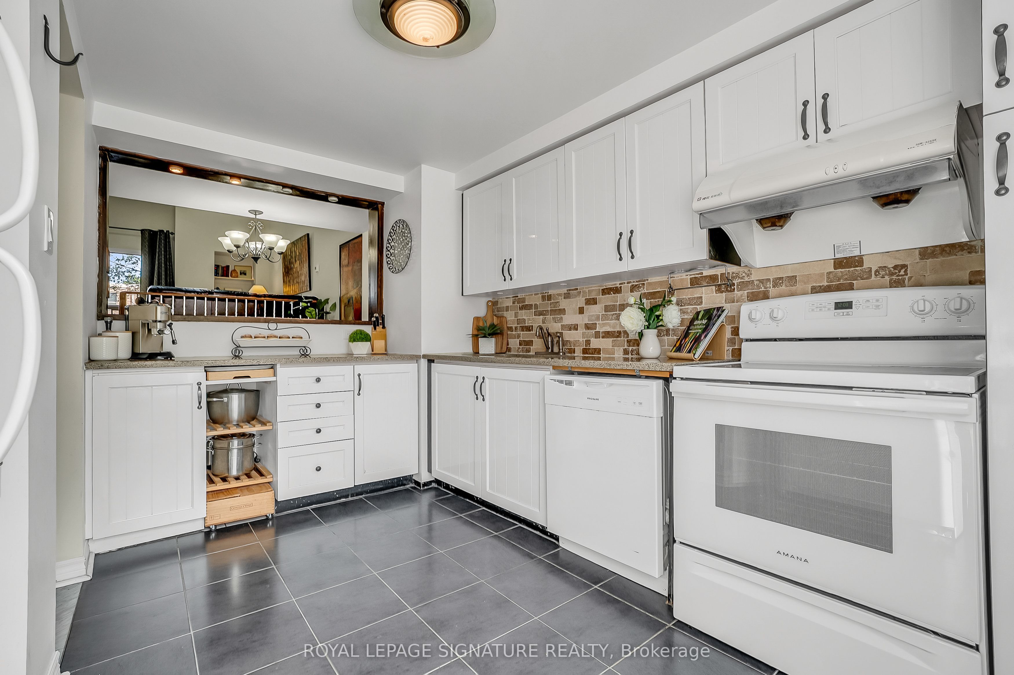 94 Dutch Myrtle Way, Toronto, ON M3B 3K8 photo 5