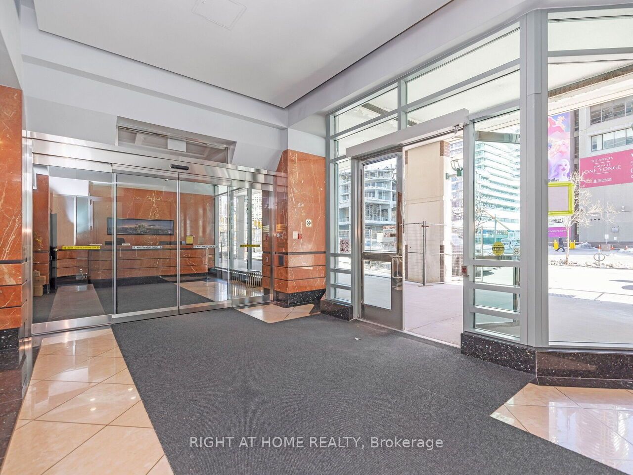 10 Yonge Street 1706, Toronto, ON M5E 1R4 photo 2