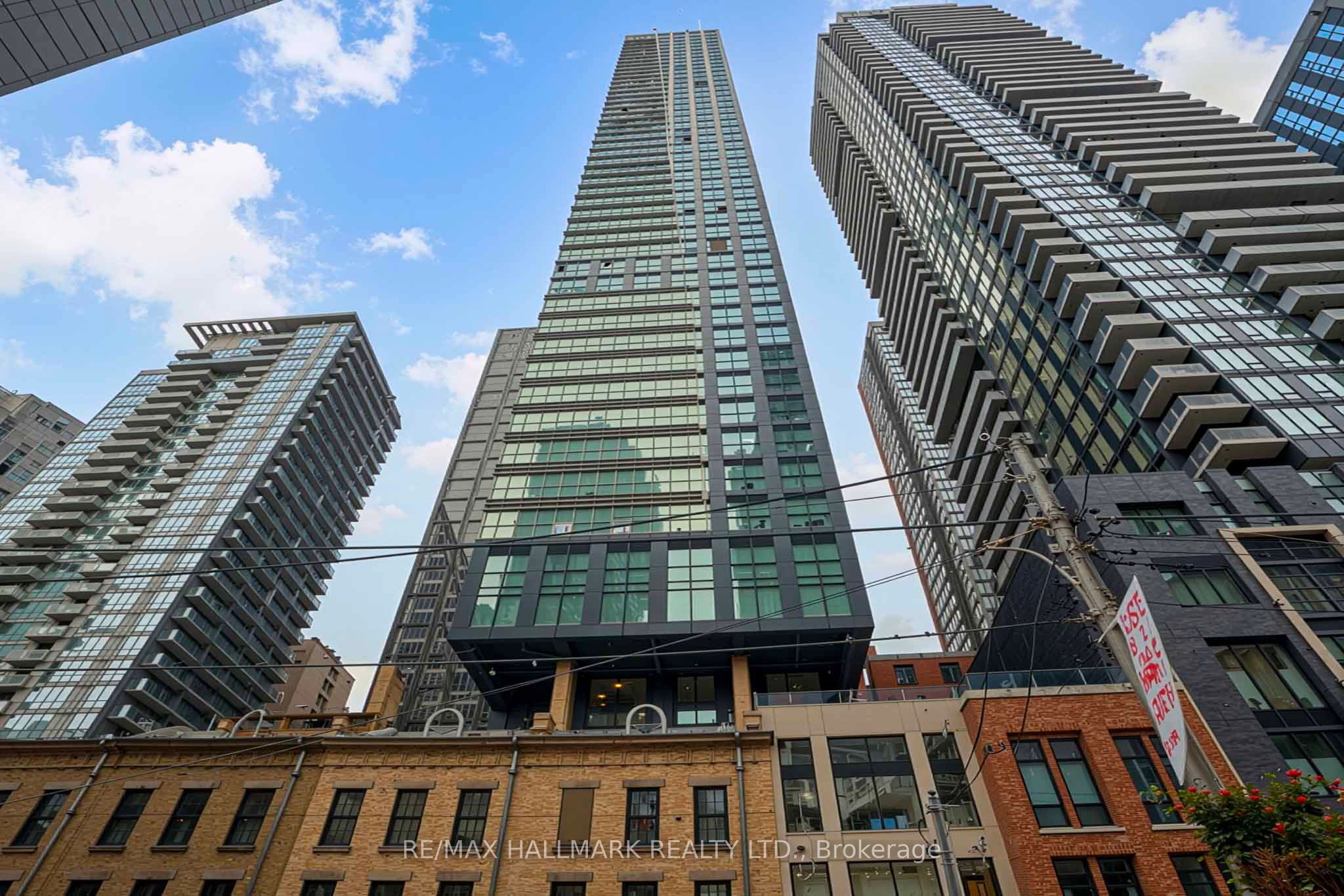 327 King Street W 1703, Toronto, ON M5V 0W7 photo 2