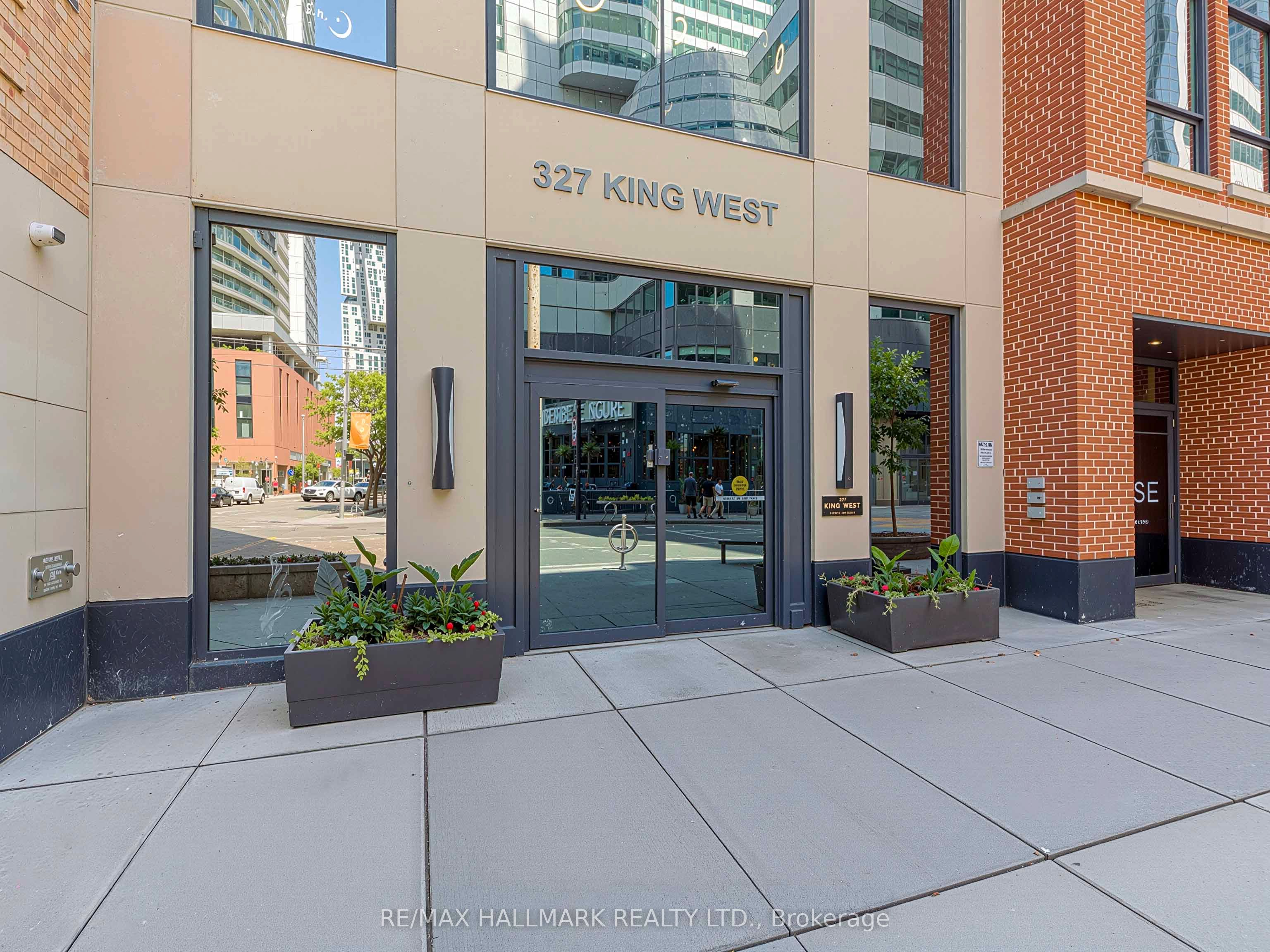 327 King Street W 1703, Toronto, ON M5V 0W7 photo 3