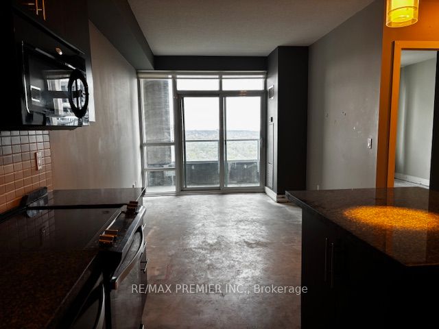 120 Homewood Avenue 2805, Toronto, ON M4Y 2J3 photo 3