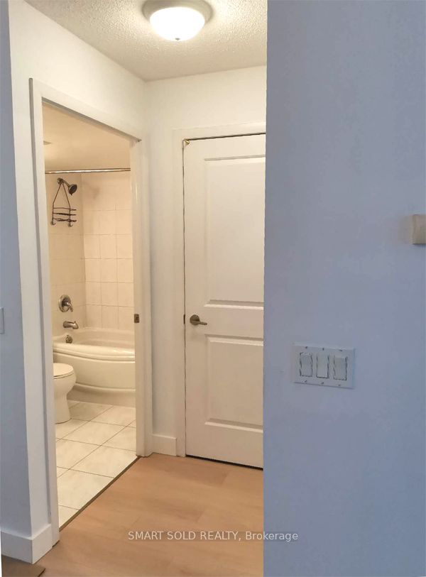 4978 Yonge Street 811, Toronto, ON M2N 7G8 photo 3