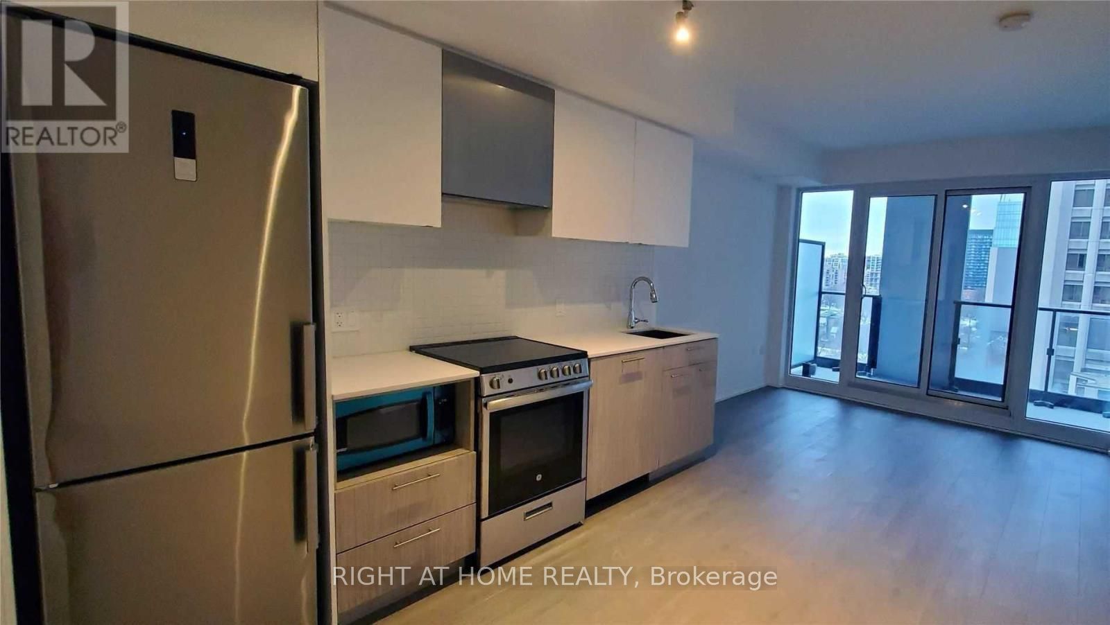 251 Jarvis Street 818, Toronto, ON M5B 0C3 photo 2