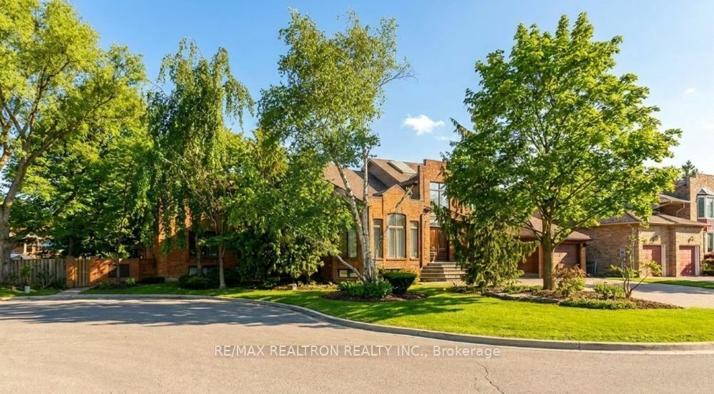 15 Sunforest Court, Toronto, ON M2R 3W3