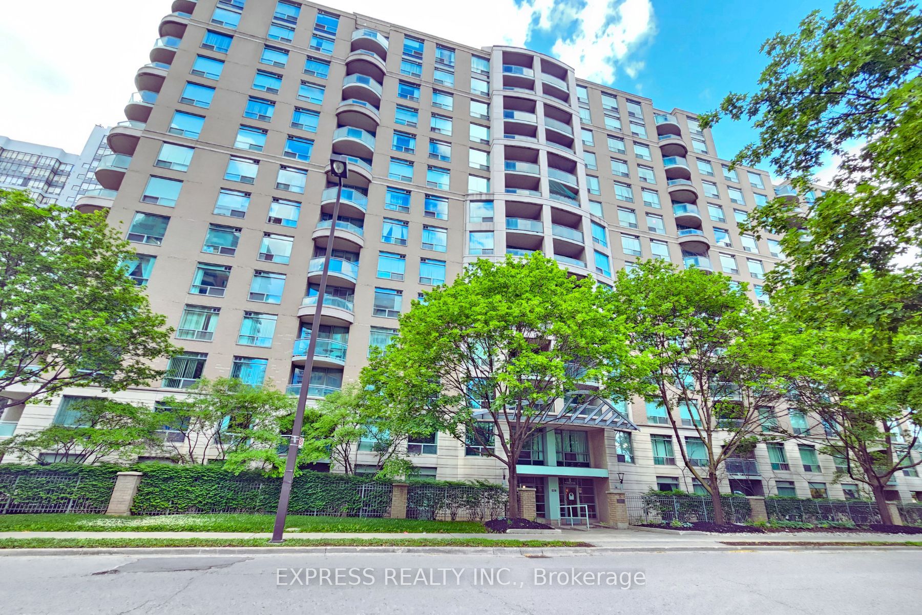 8 Pemberton Avenue 900, Toronto, ON M2M 1Y1 photo 3