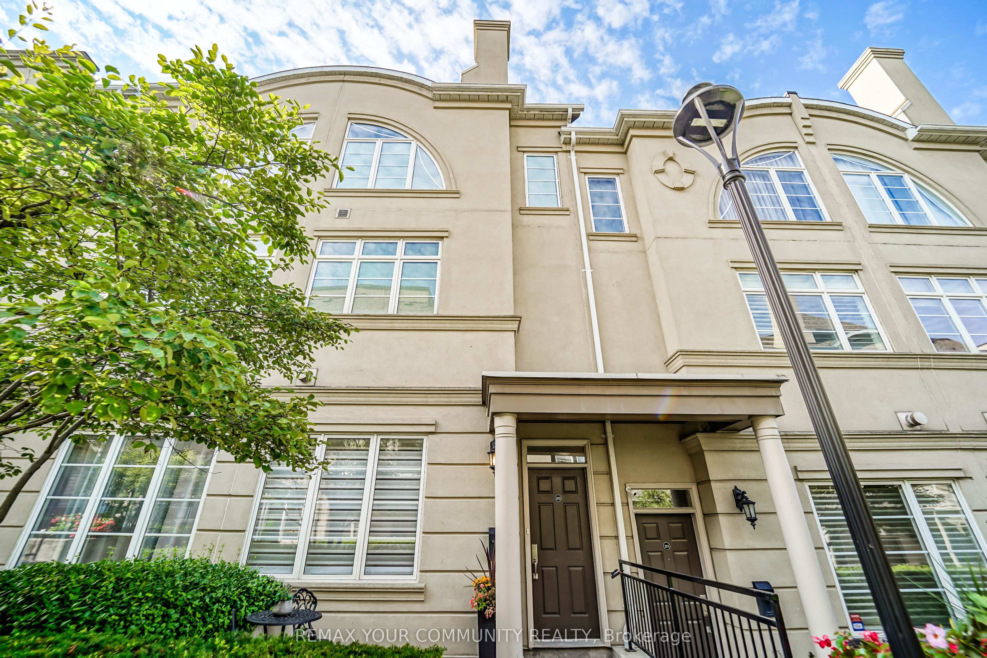 47 York Mills Road 212, Toronto, ON M2P 2B6 photo 4