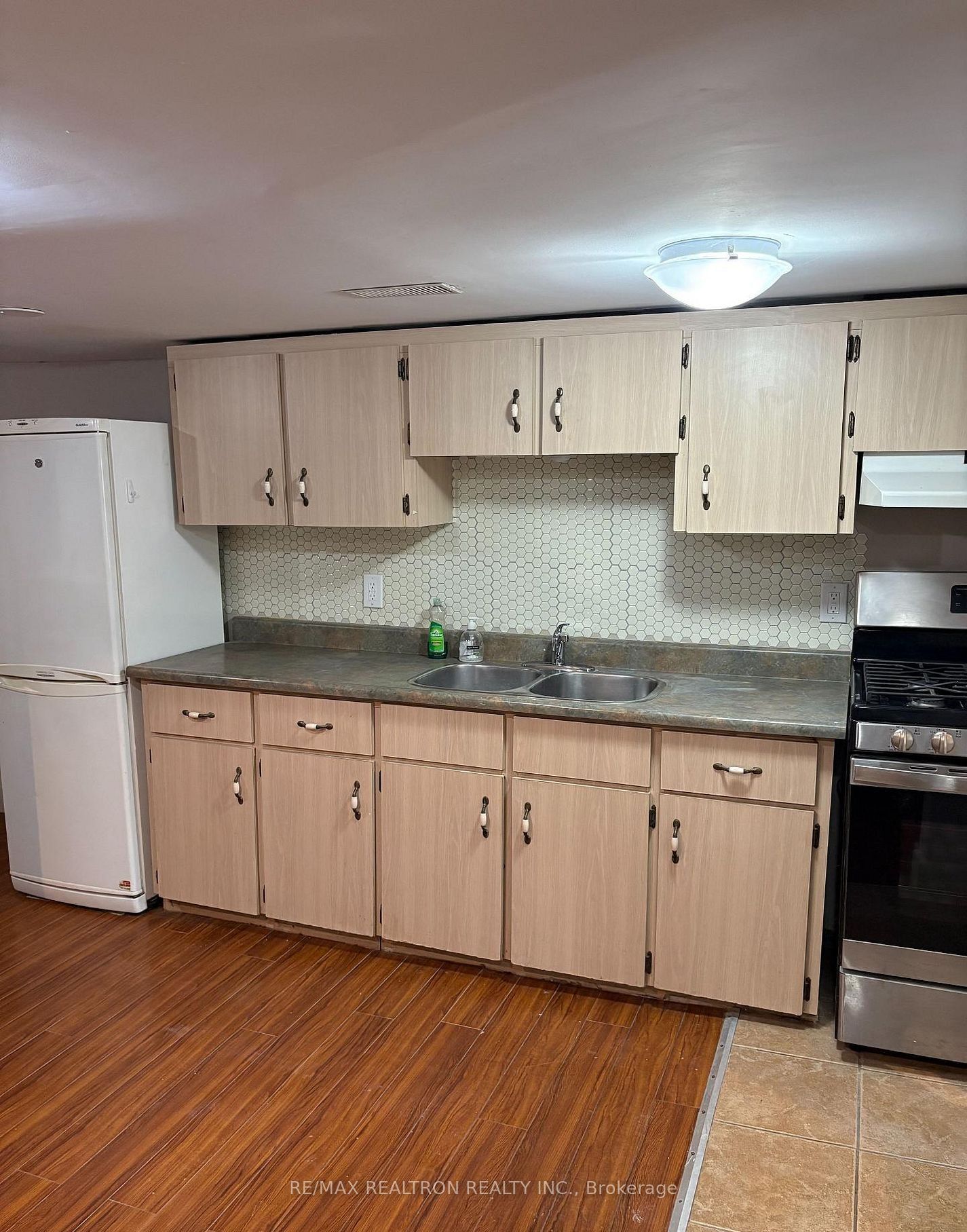 32 Macklem Avenue Lower, Toronto, ON M6J 3M2 photo 2