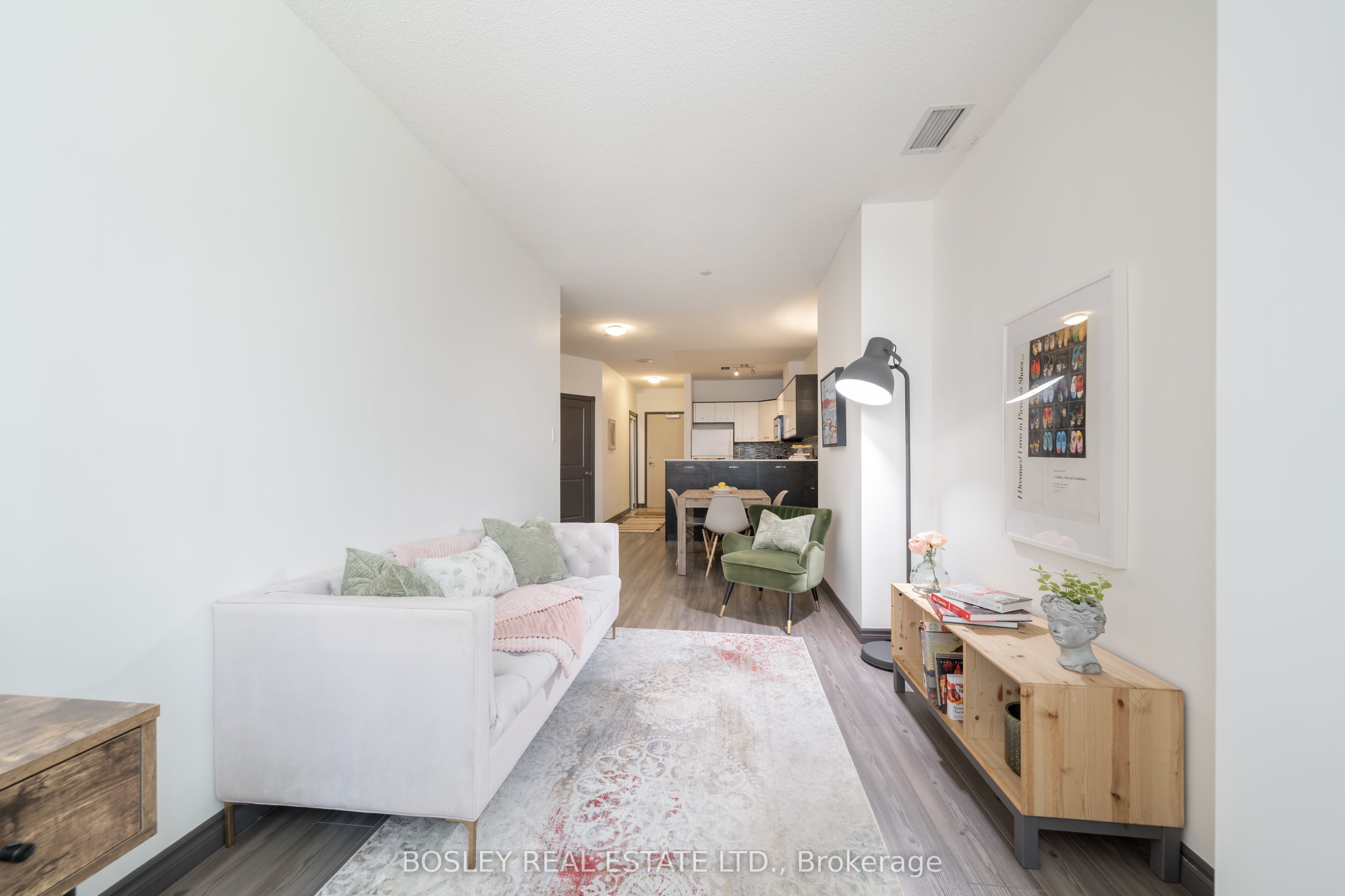 393 King Street W 604, Toronto, ON M5V 3G8 photo 2