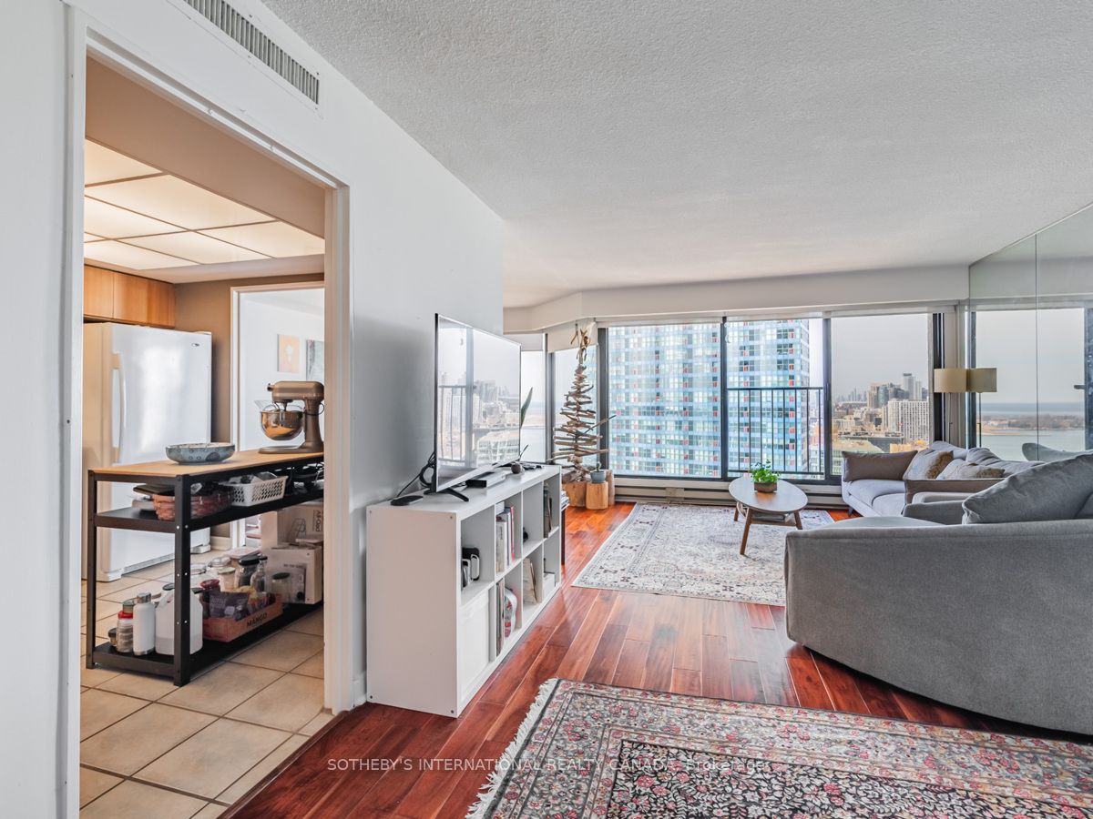 65 Harbour Square 2204, Toronto, ON M5J 2L4 photo 5