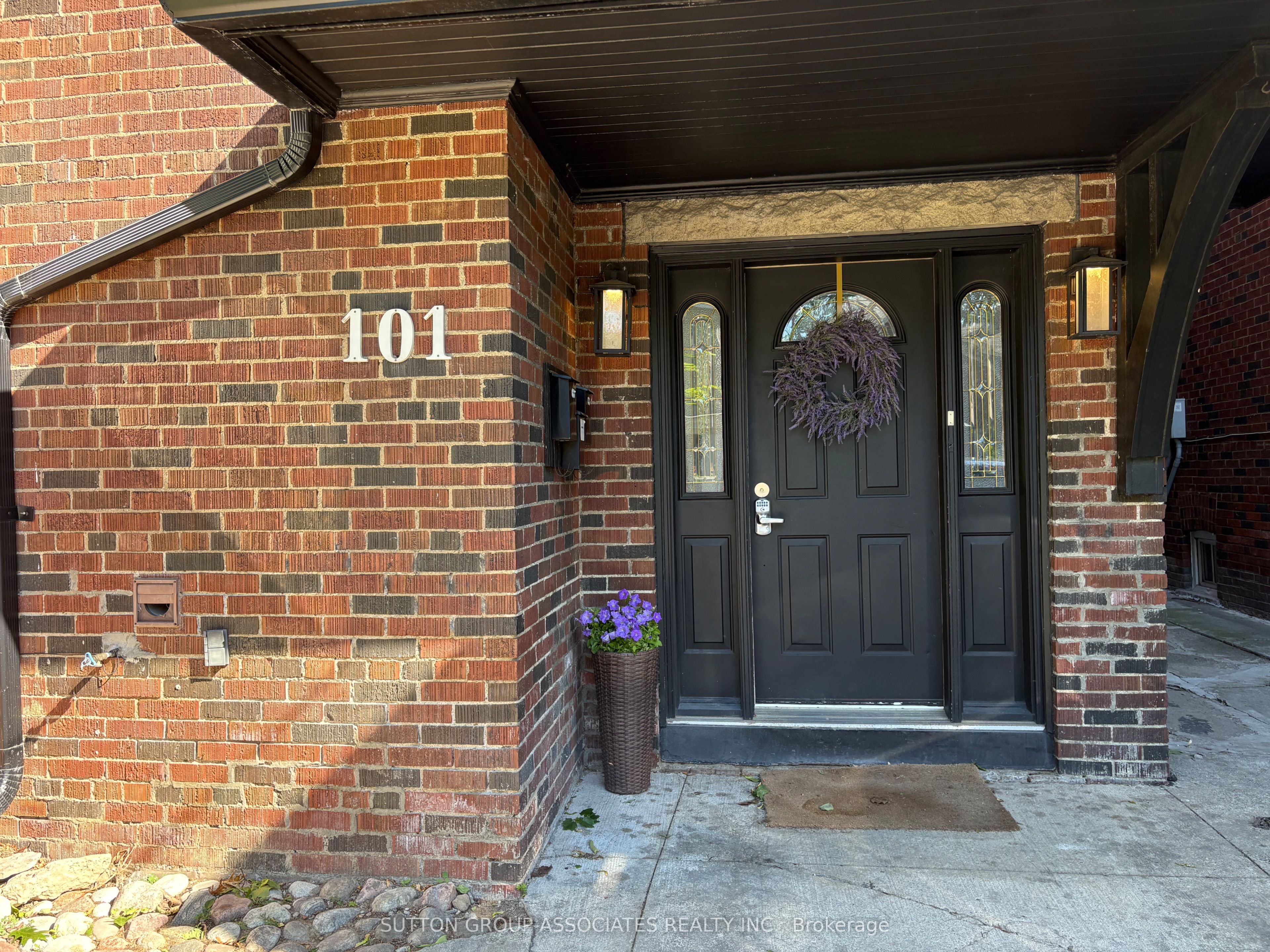 101 Burnside Drive Main, Toronto, ON M6G 2M9 photo 2