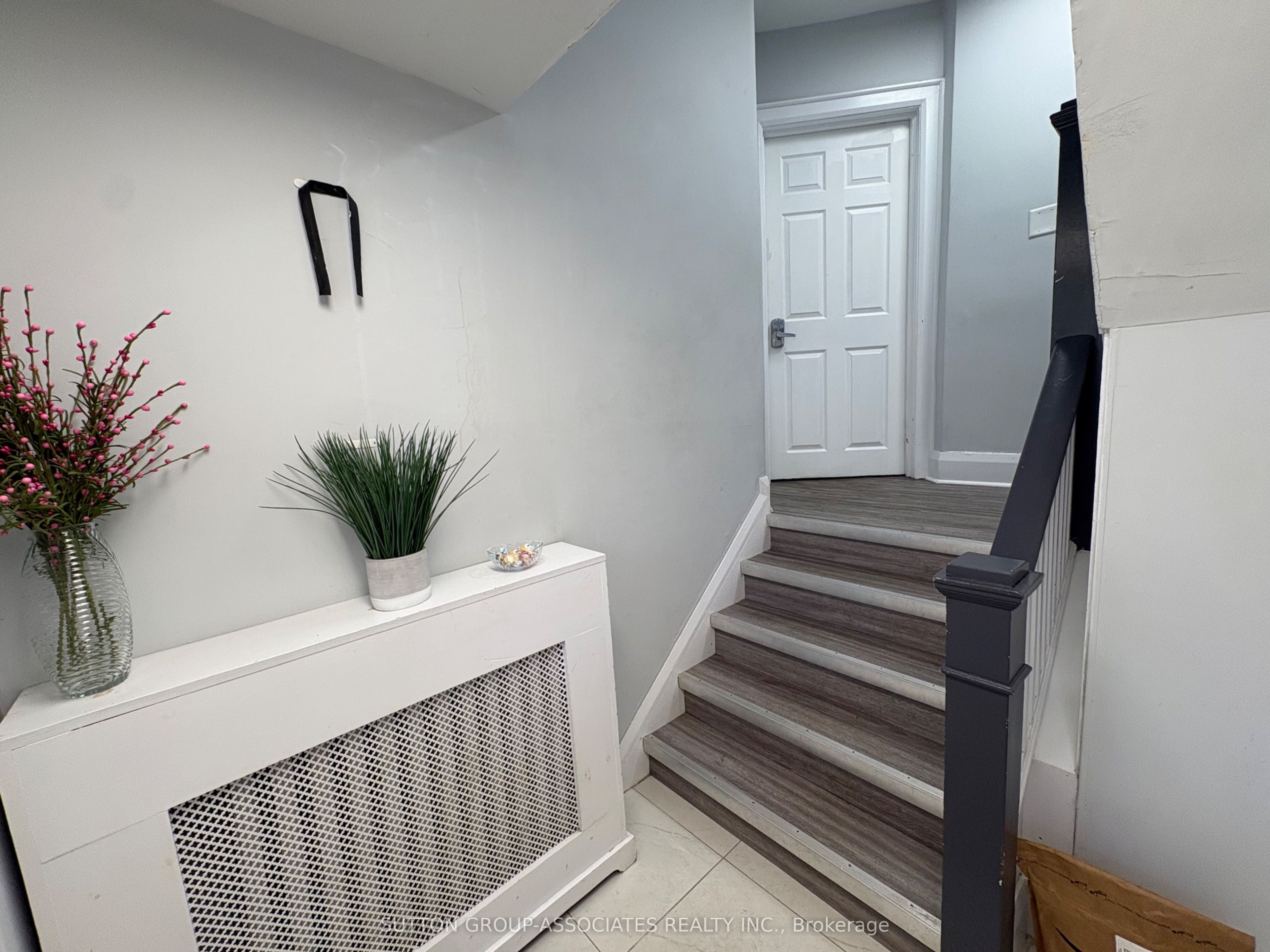 101 Burnside Drive Main, Toronto, ON M6G 2M9 photo 3