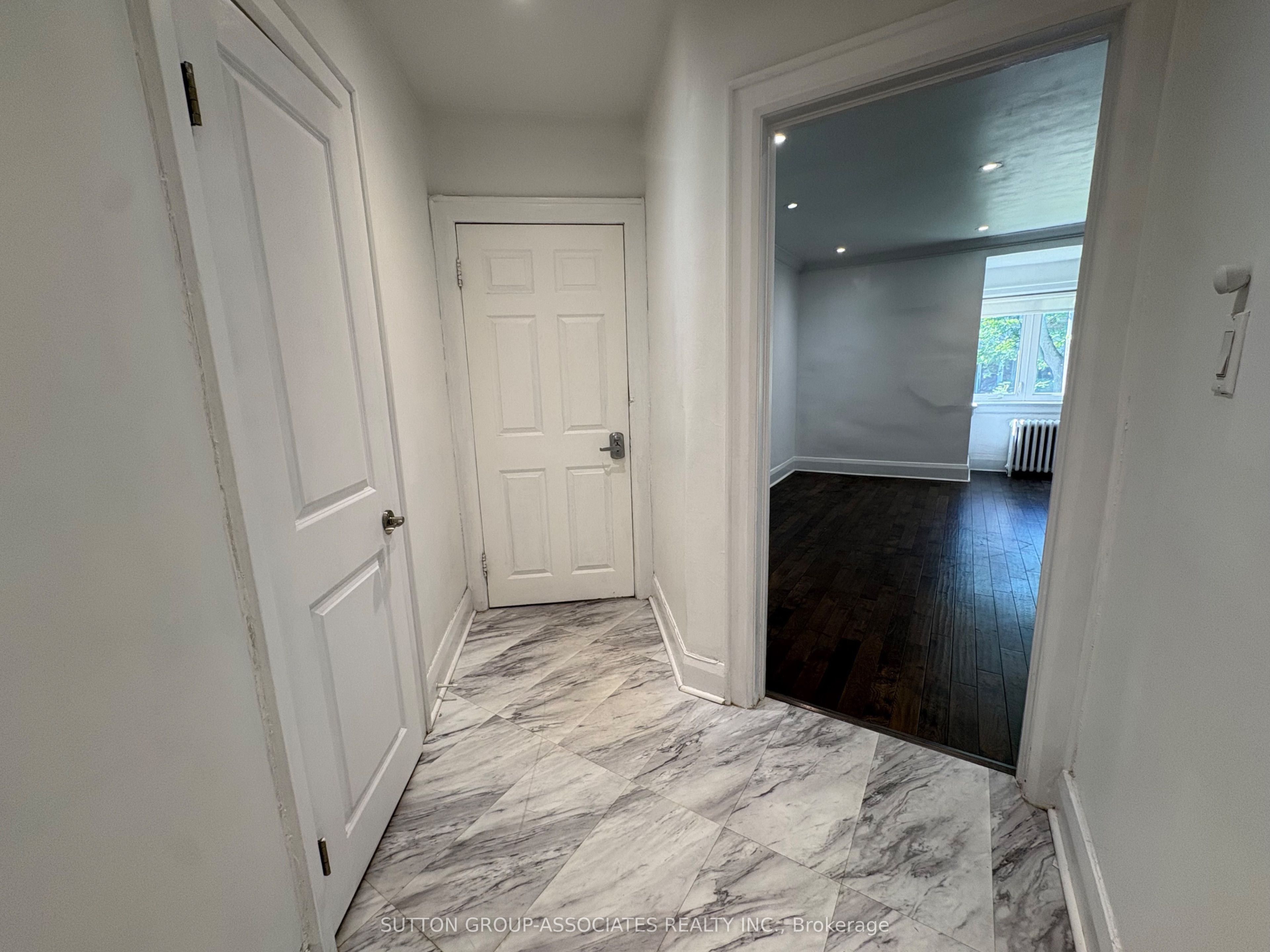 101 Burnside Drive Main, Toronto, ON M6G 2M9 photo 4