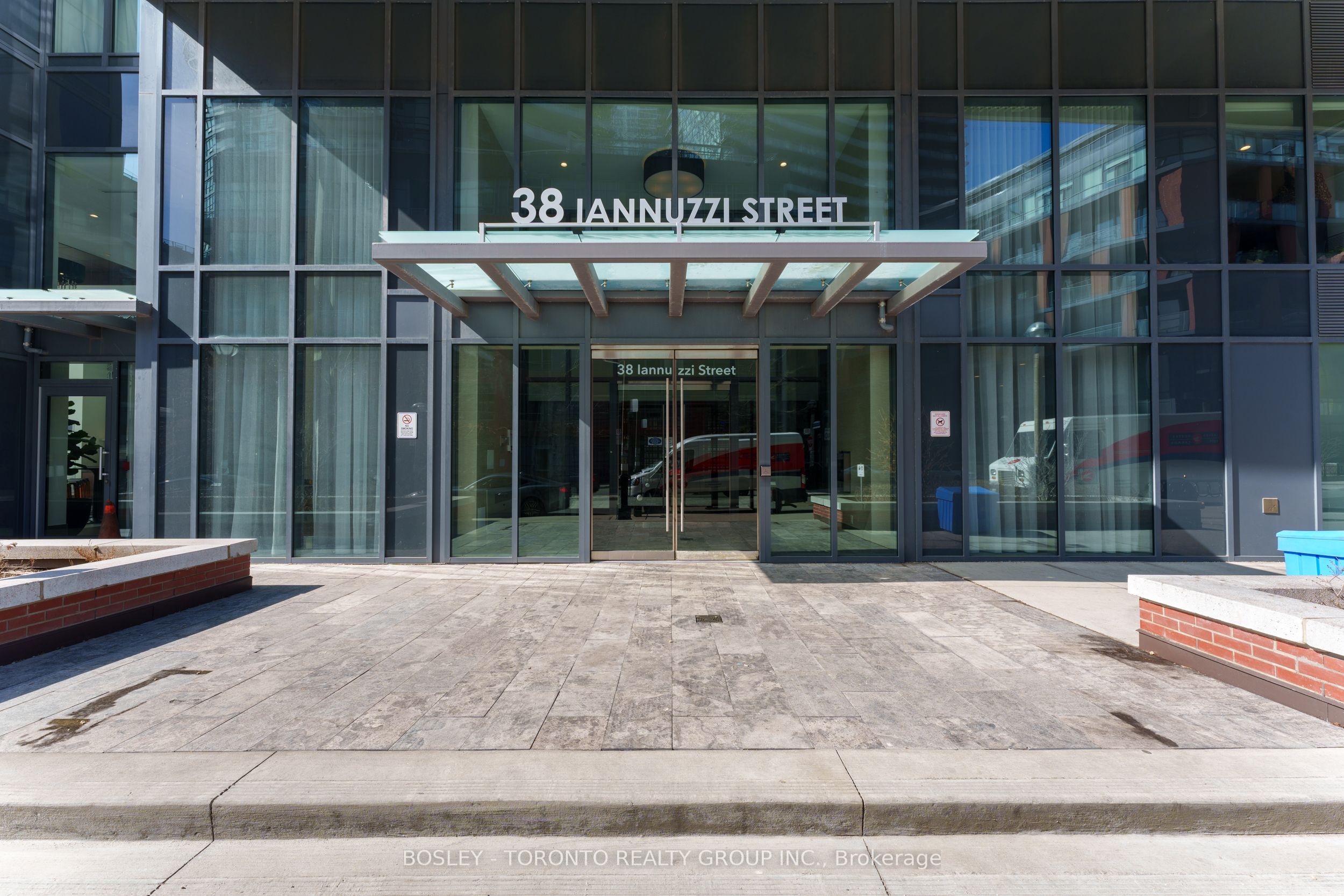 38 Iannuzzi Street 2002, Toronto, ON M5V 0S2 photo 2