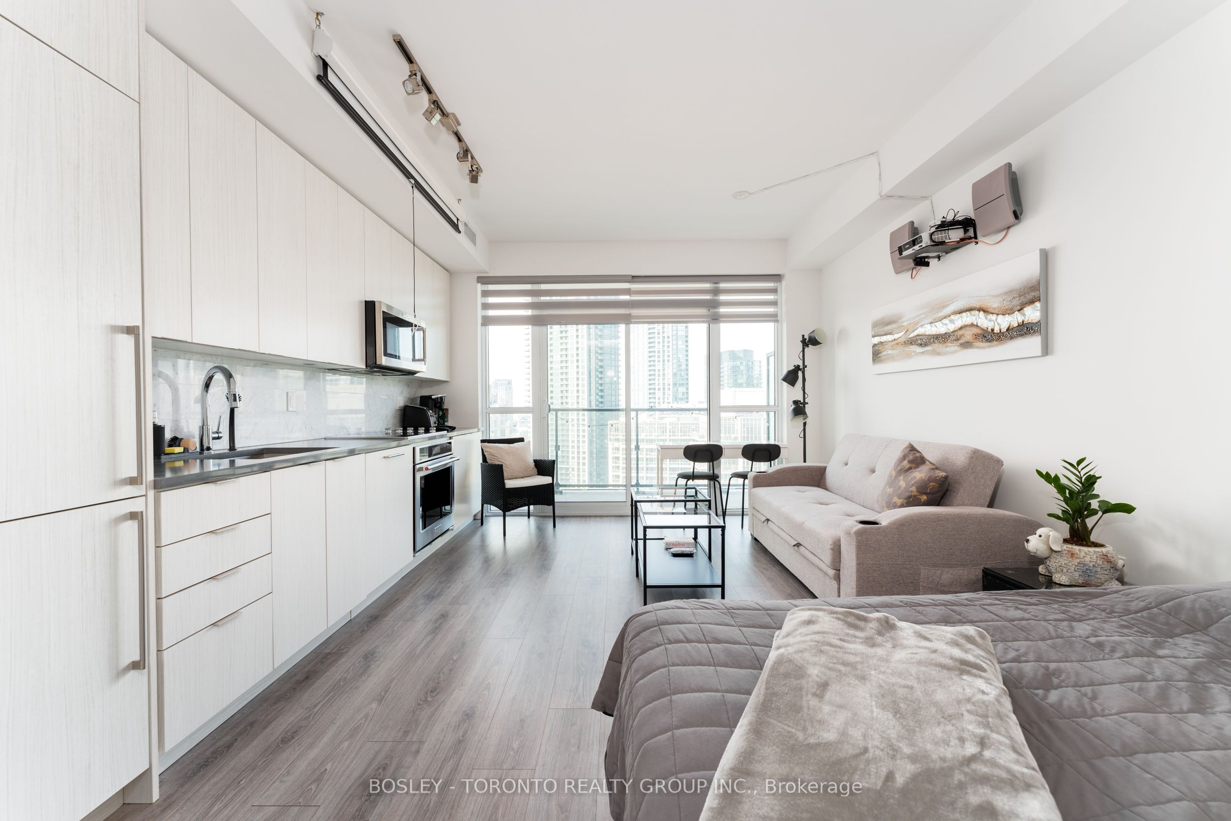 38 Iannuzzi Street 2002, Toronto, ON M5V 0S2 photo 3