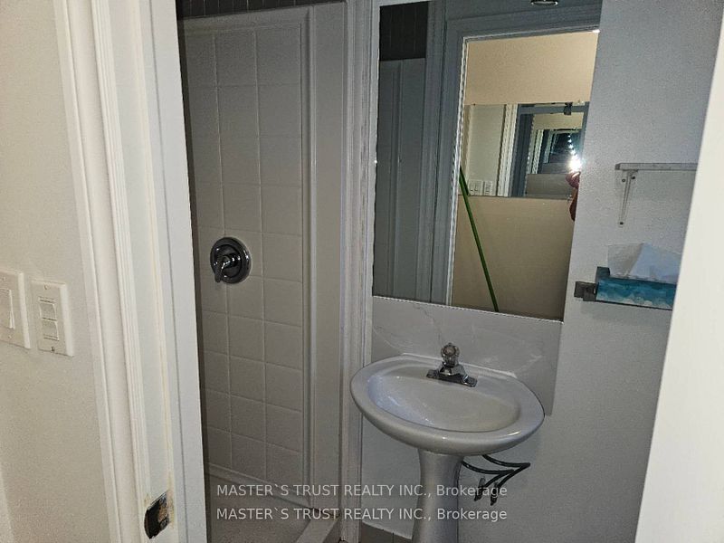 69 grove park Crescent, Toronto, ON M2J 2C7 photo 2
