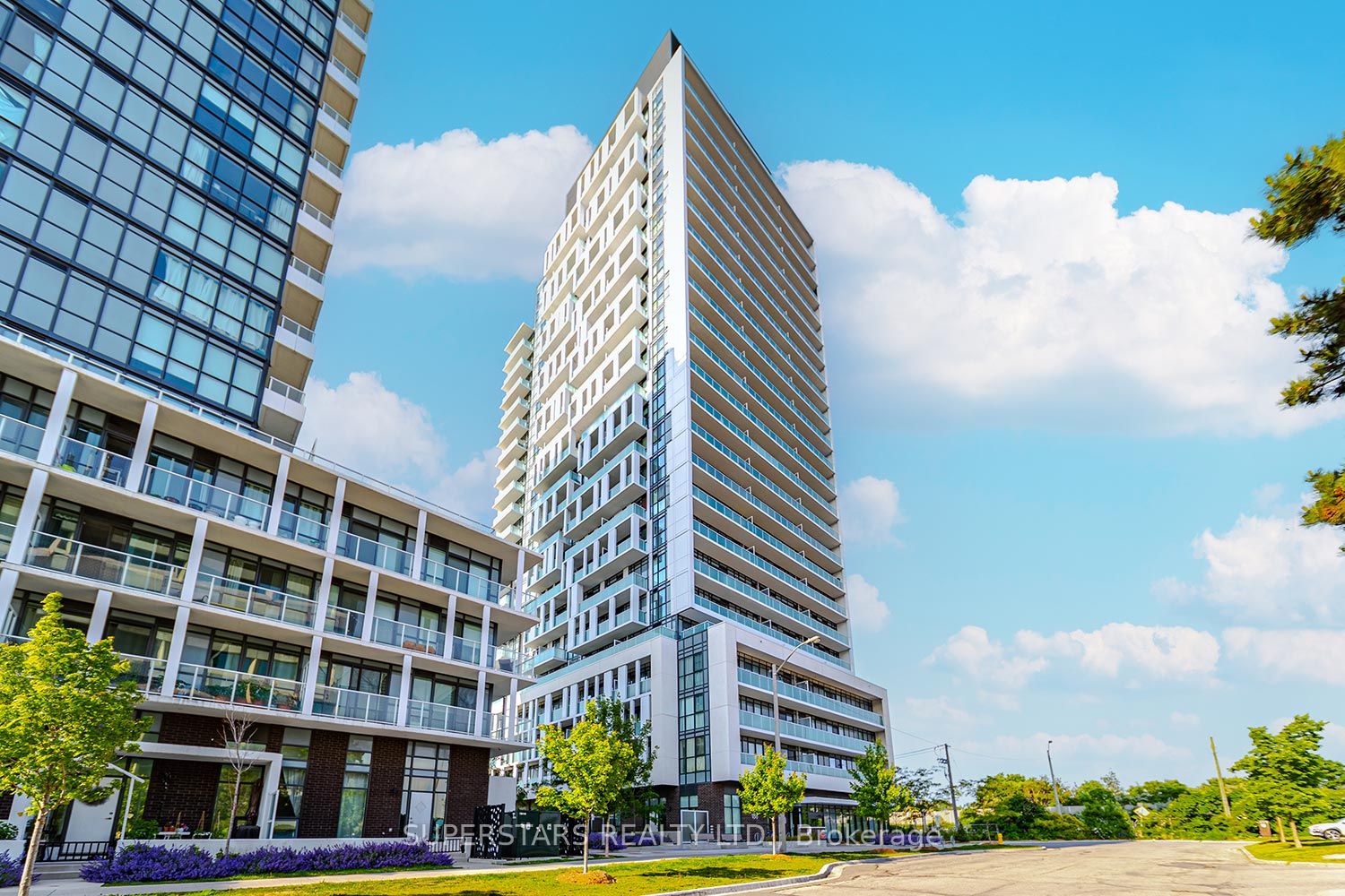 188 Fairview Mall Drive 2216, Toronto, ON M2J 0H7