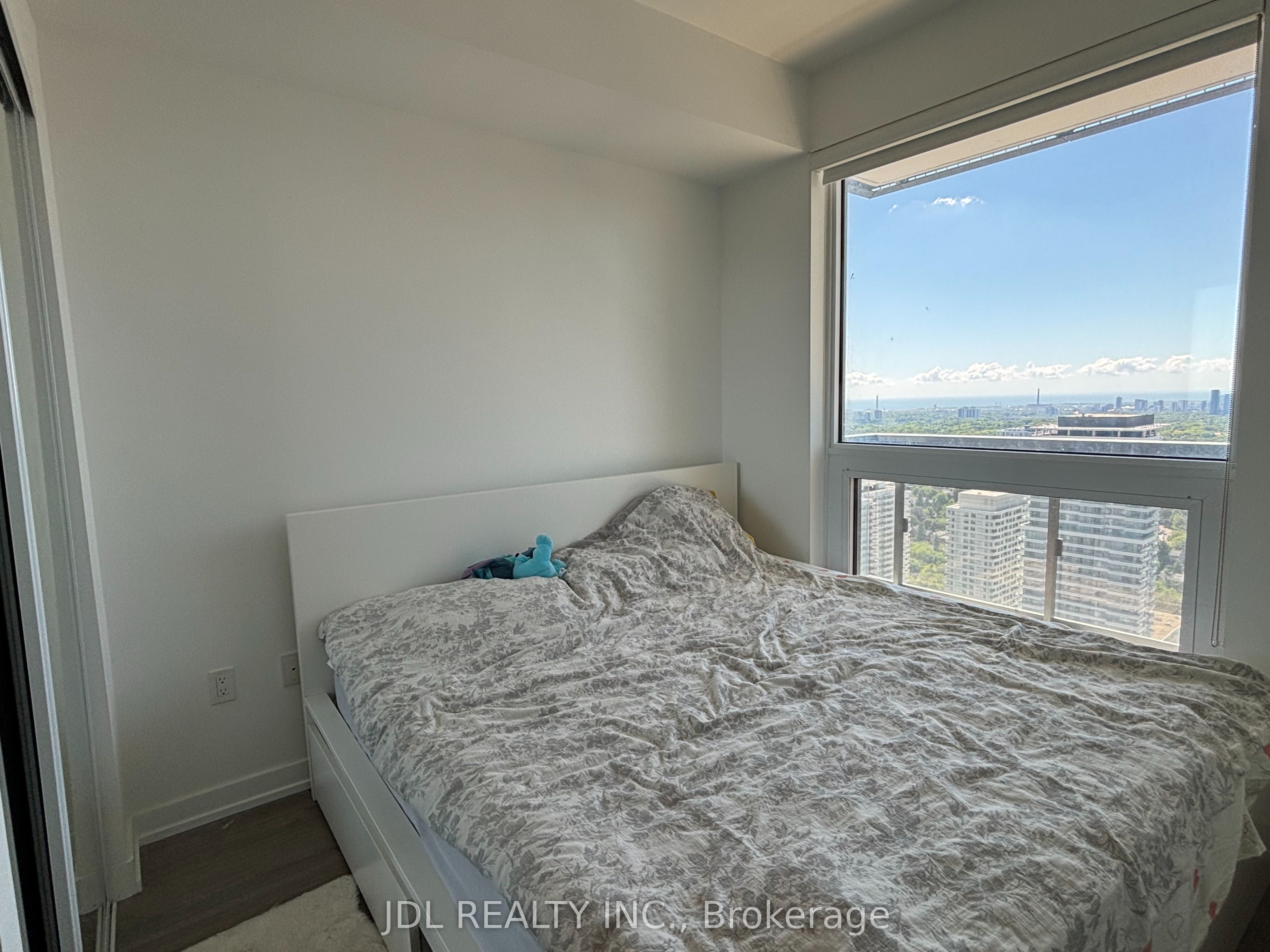 39 Roehampton Avenue 3704, Toronto, ON M4P 0G1 photo 2