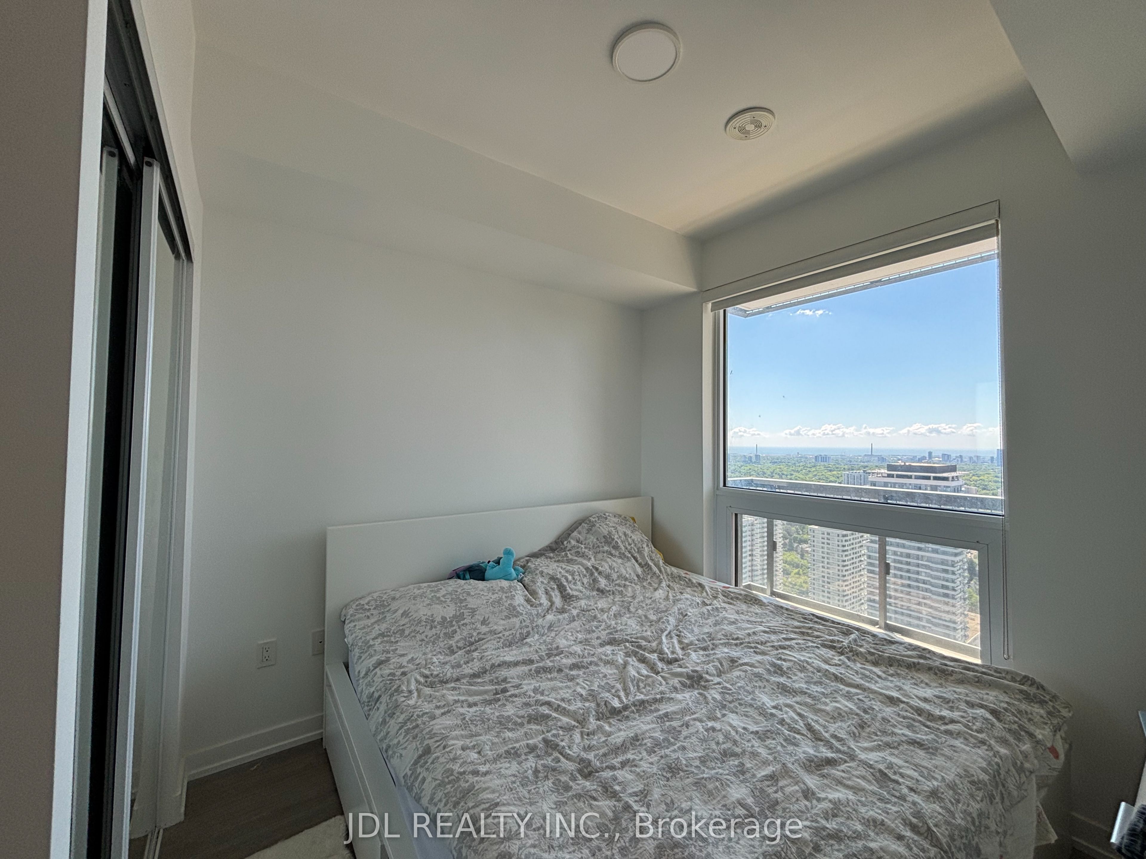 39 Roehampton Avenue 3704, Toronto, ON M4P 0G1 photo 3